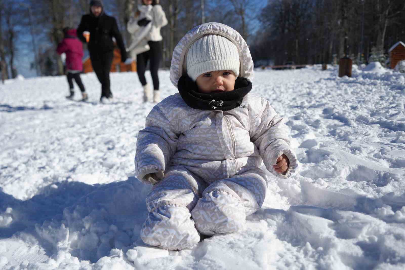 Hem teleferiğe bindiler hem de bembeyaz örtü üstünde kar topu savaşı yaptılar
