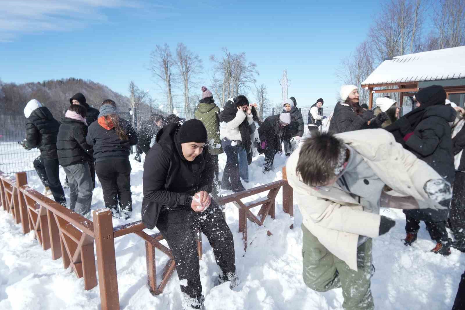 Hem teleferiğe bindiler hem de bembeyaz örtü üstünde kar topu savaşı yaptılar
