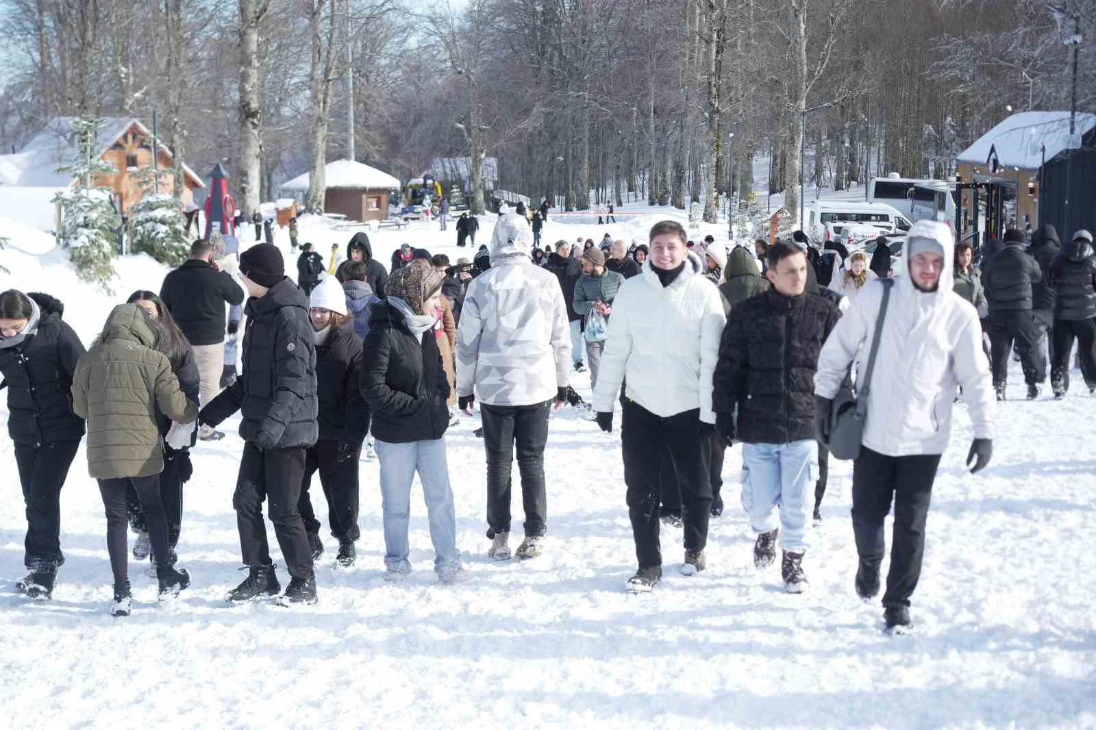 Hem teleferiğe bindiler hem de bembeyaz örtü üstünde kar topu savaşı yaptılar
