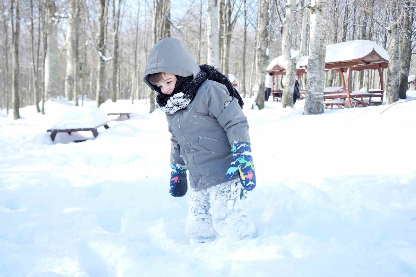 Hem teleferiğe bindiler hem de bembeyaz örtü üstünde kar topu savaşı yaptılar
