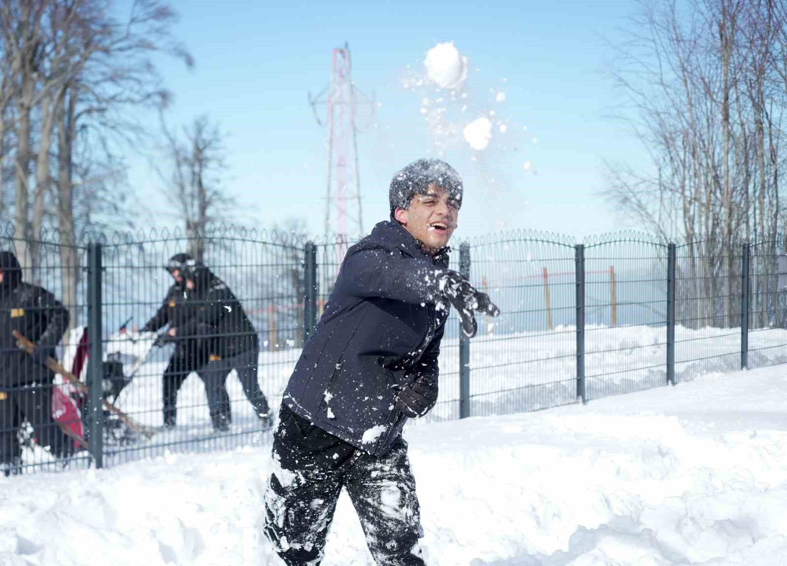 Hem teleferiğe bindiler hem de bembeyaz örtü üstünde kar topu savaşı yaptılar

