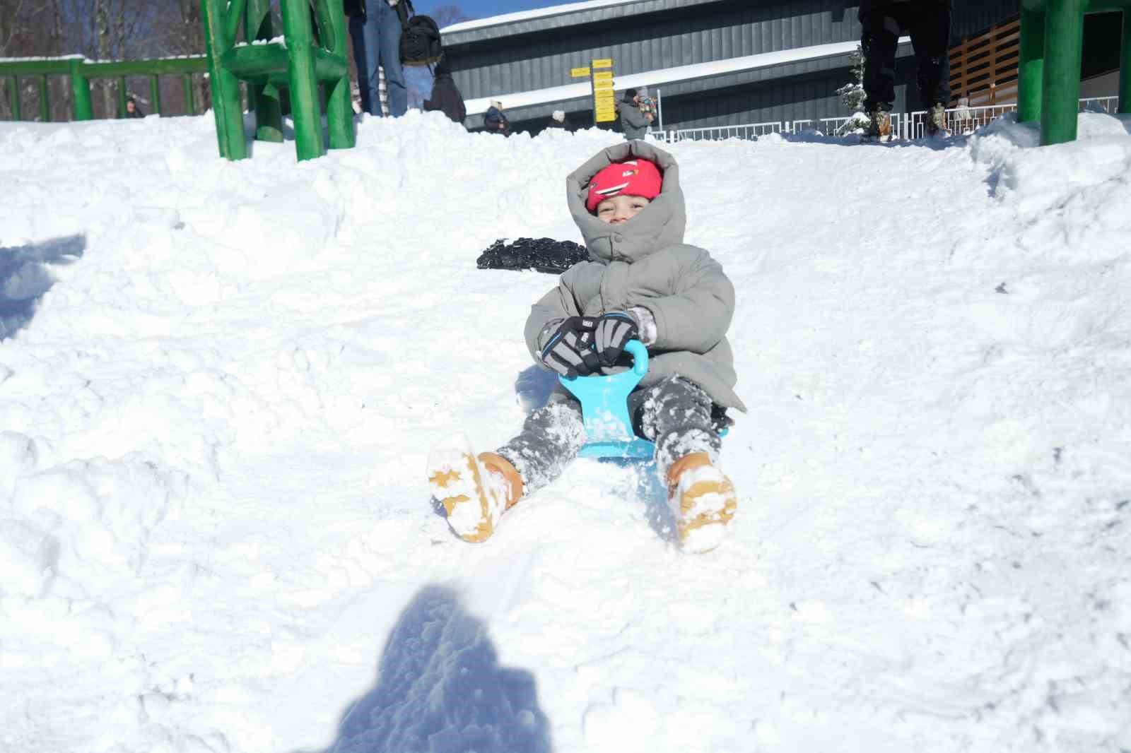 Hem teleferiğe bindiler hem de bembeyaz örtü üstünde kar topu savaşı yaptılar
