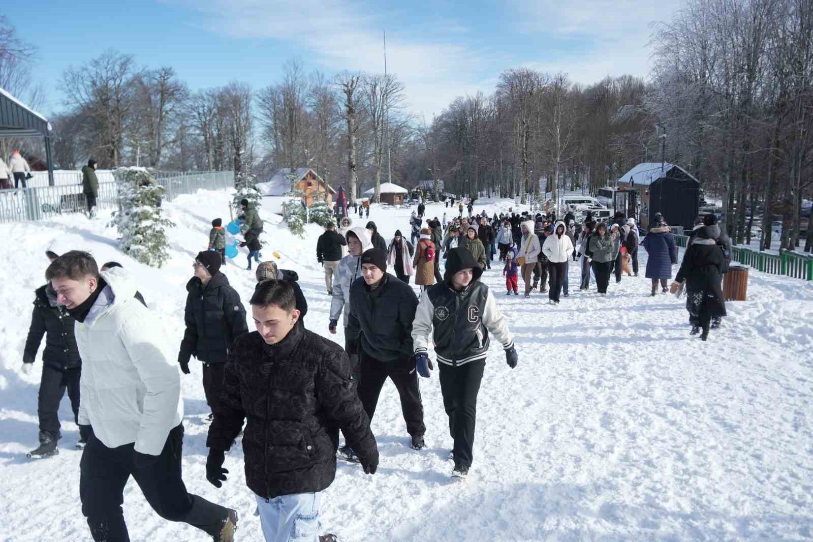 Hem teleferiğe bindiler hem de bembeyaz örtü üstünde kar topu savaşı yaptılar
