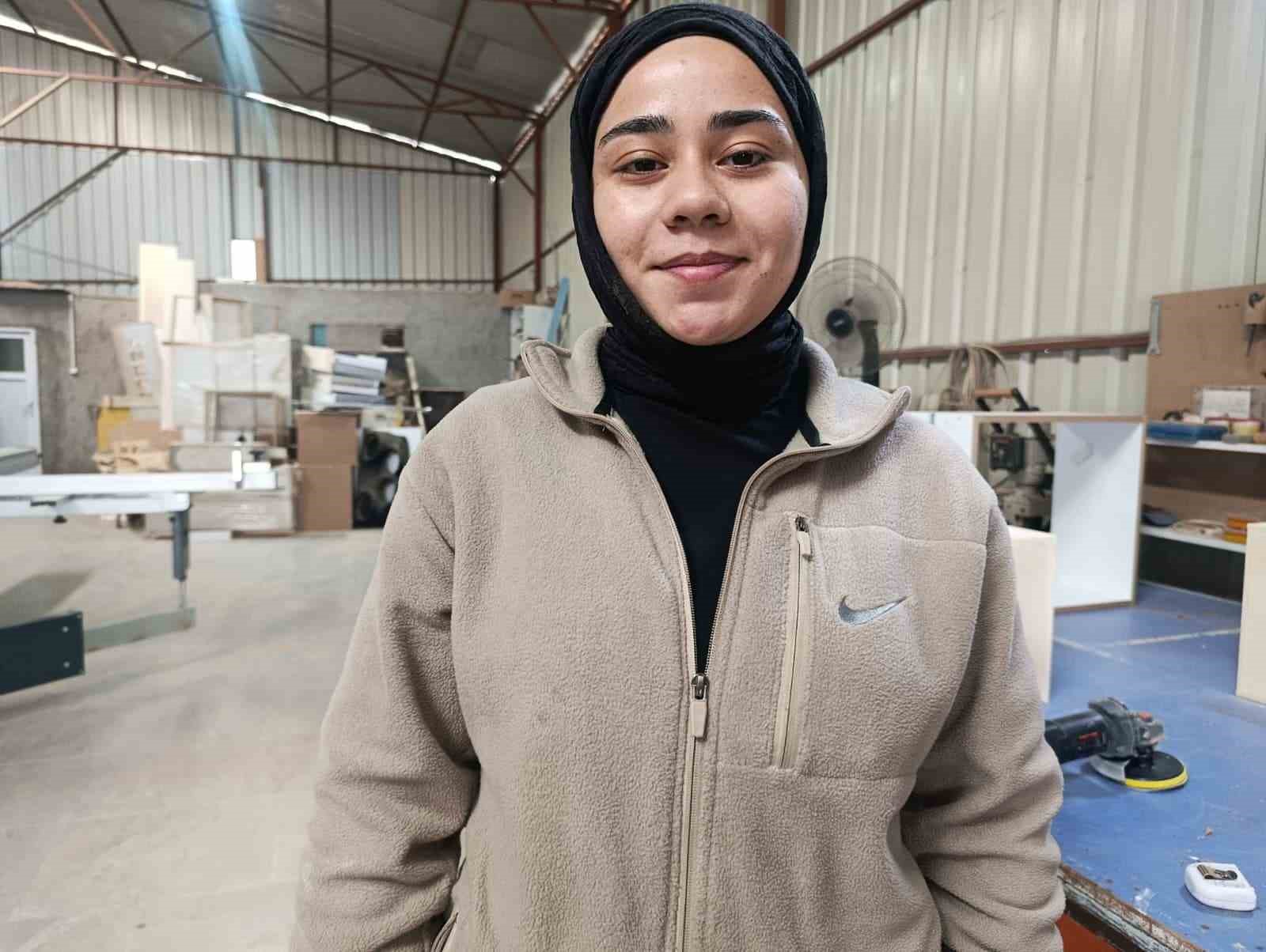 Hem üniversite okuyor hem mobilya atölyesinde çalışıyor
