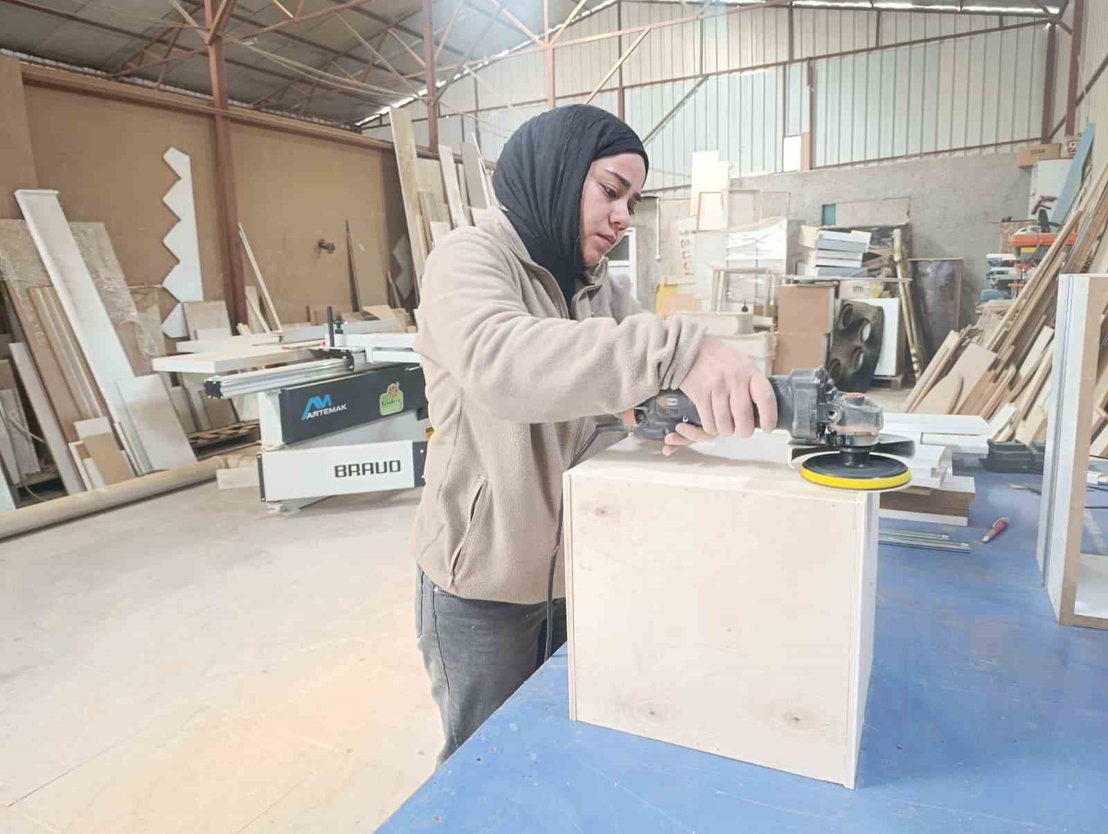 Hem üniversite okuyor hem mobilya atölyesinde çalışıyor
