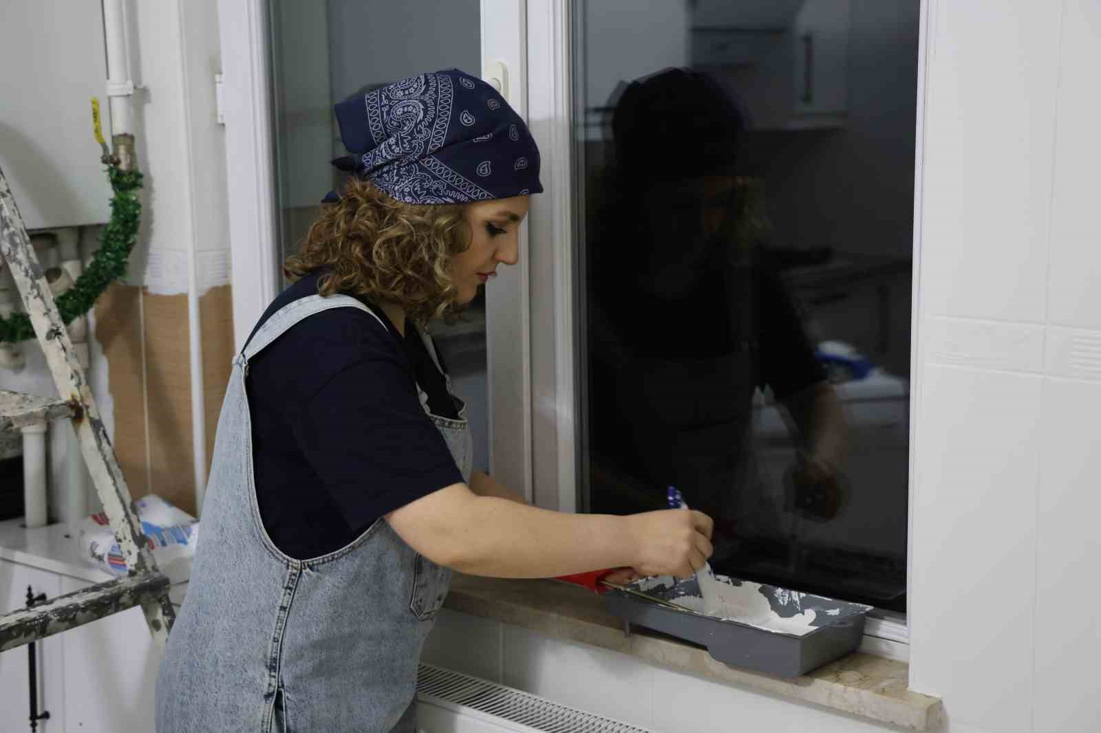 Hemcinsleri tırnaklarını boyarken o duvarları boyamayı tercih etti
