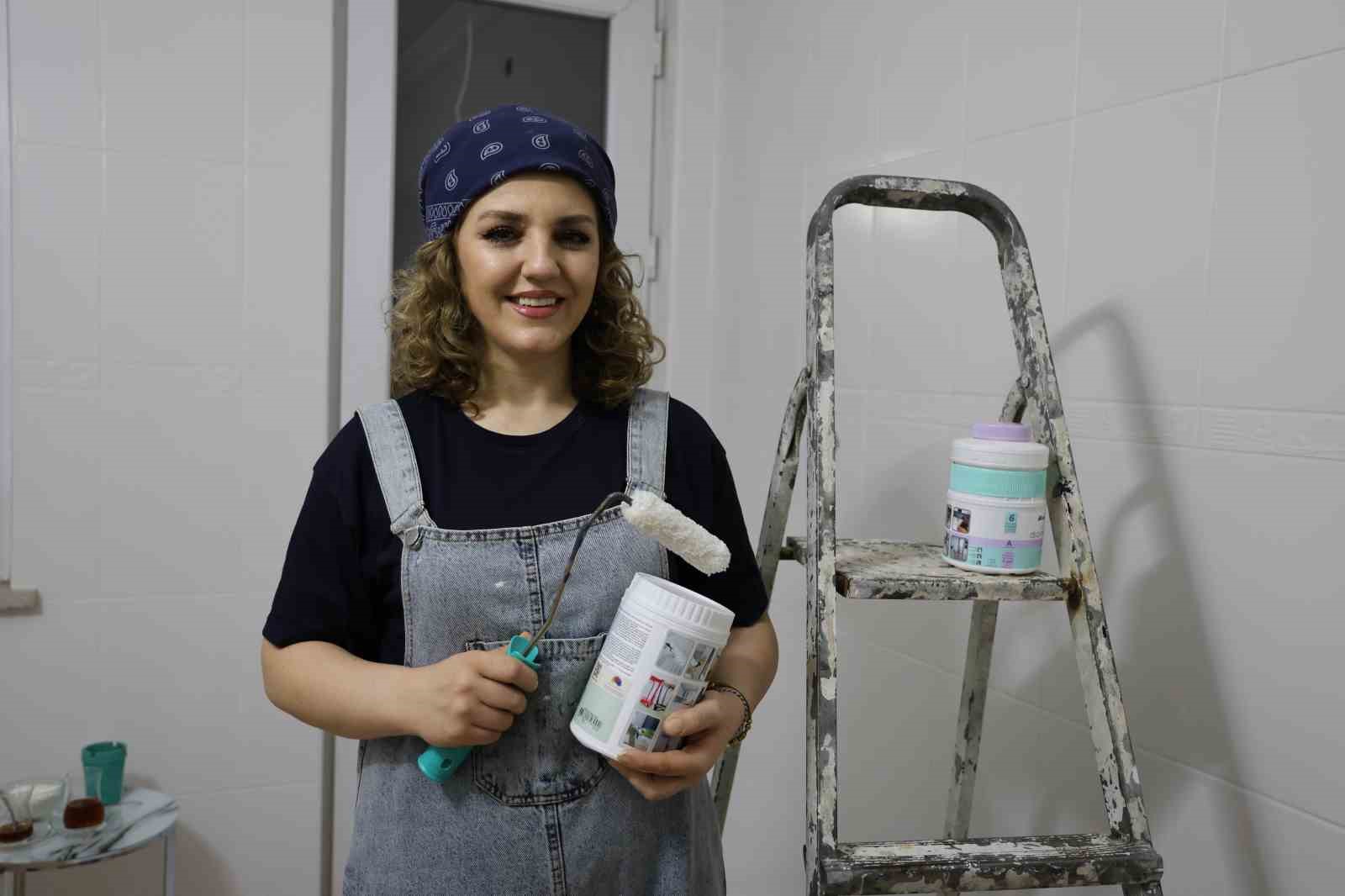 Hemcinsleri tırnaklarını boyarken o duvarları boyamayı tercih etti
