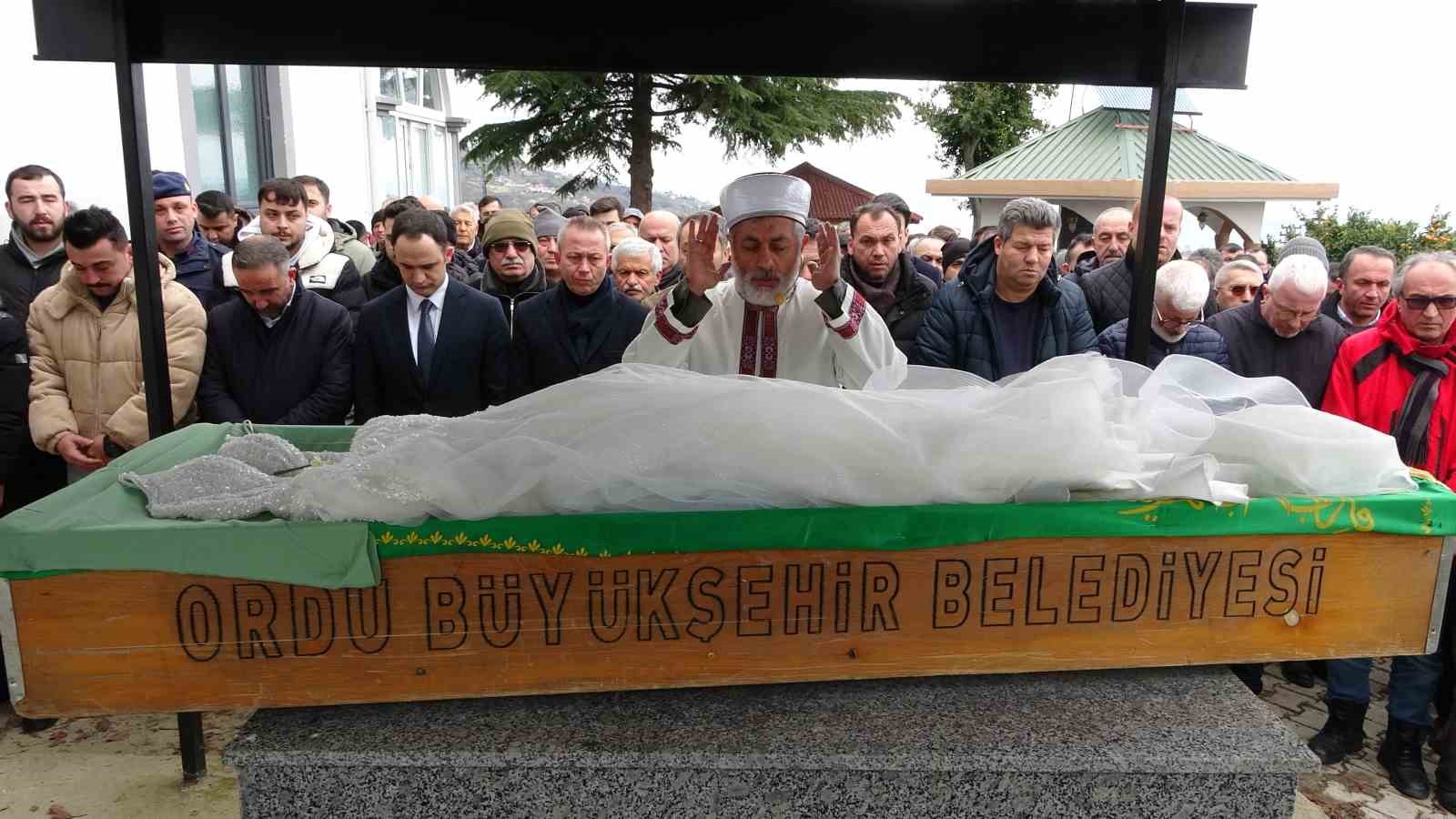 Hemşire adayı Mina, gelinliği ile son yolculuğuna uğurlandı
Hemşire adayı Mina, gelinliği ile son yolculuğuna uğurlandı