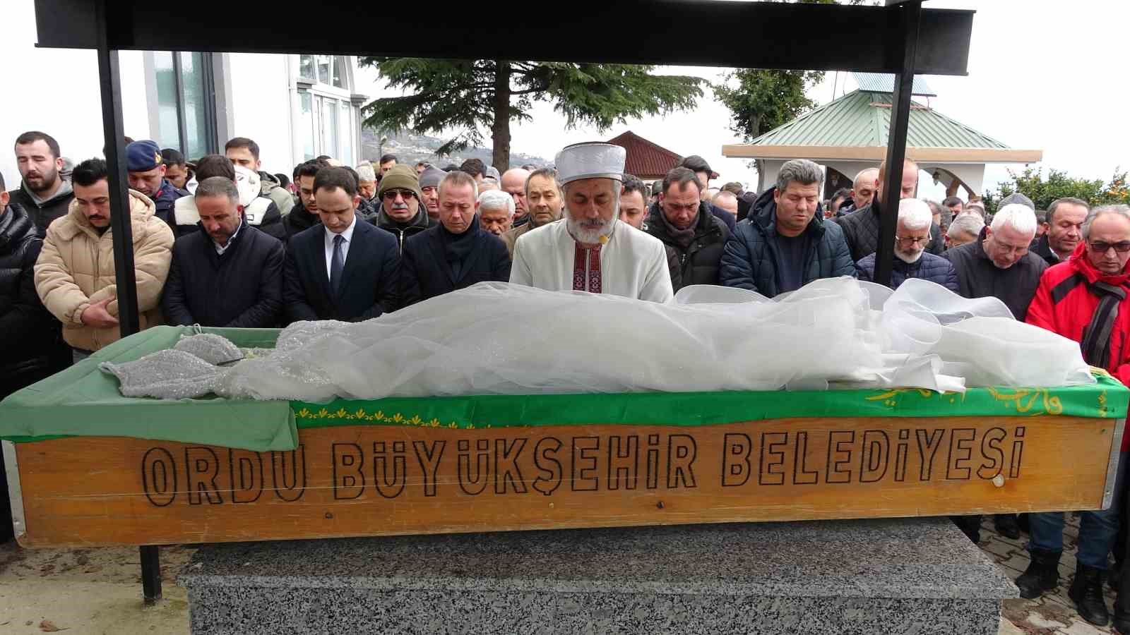 Hemşire adayı Mina, gelinliği ile son yolculuğuna uğurlandı
Hemşire adayı Mina, gelinliği ile son yolculuğuna uğurlandı