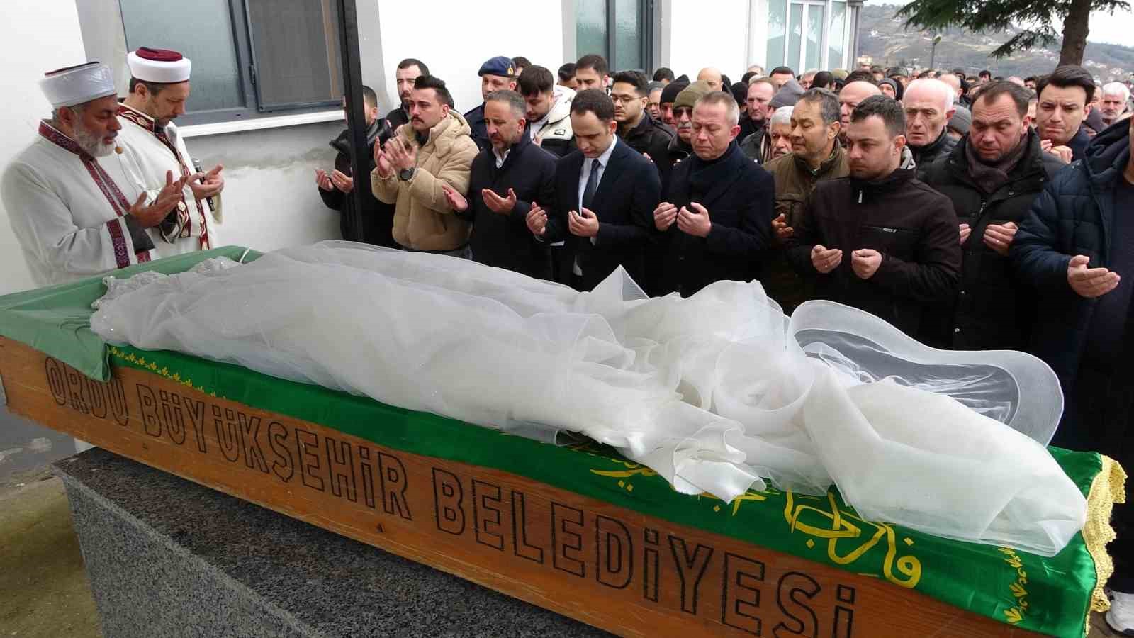 Hemşire adayı Mina, gelinliği ile son yolculuğuna uğurlandı
Hemşire adayı Mina, gelinliği ile son yolculuğuna uğurlandı