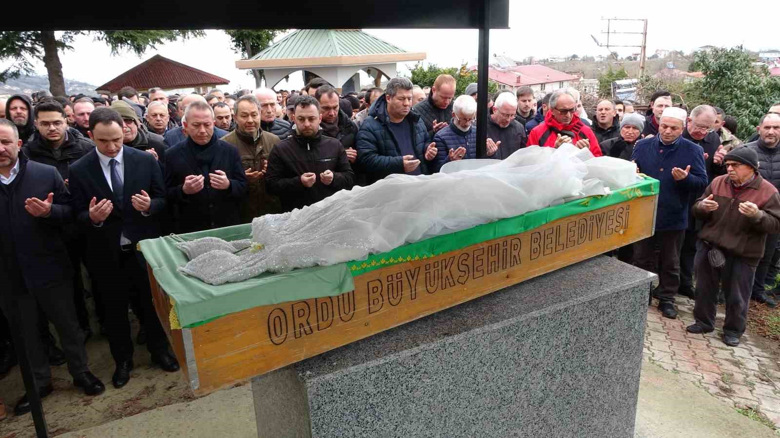 Hemşire adayı Mina, gelinliği ile son yolculuğuna uğurlandı
Hemşire adayı Mina, gelinliği ile son yolculuğuna uğurlandı