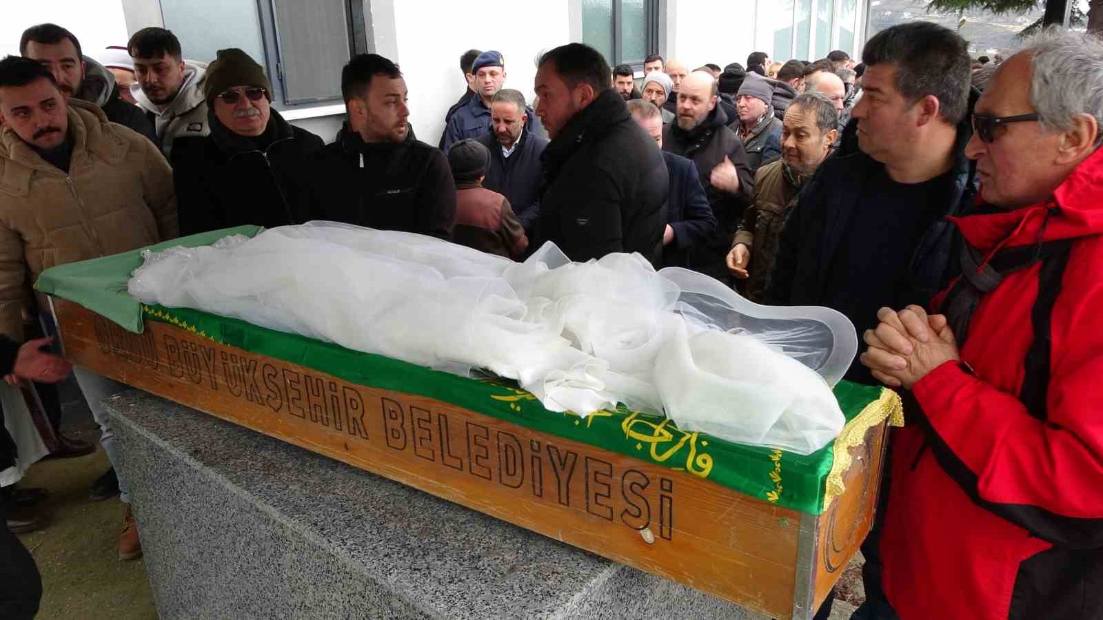 Hemşire adayı Mina, gelinliği ile son yolculuğuna uğurlandı
Hemşire adayı Mina, gelinliği ile son yolculuğuna uğurlandı