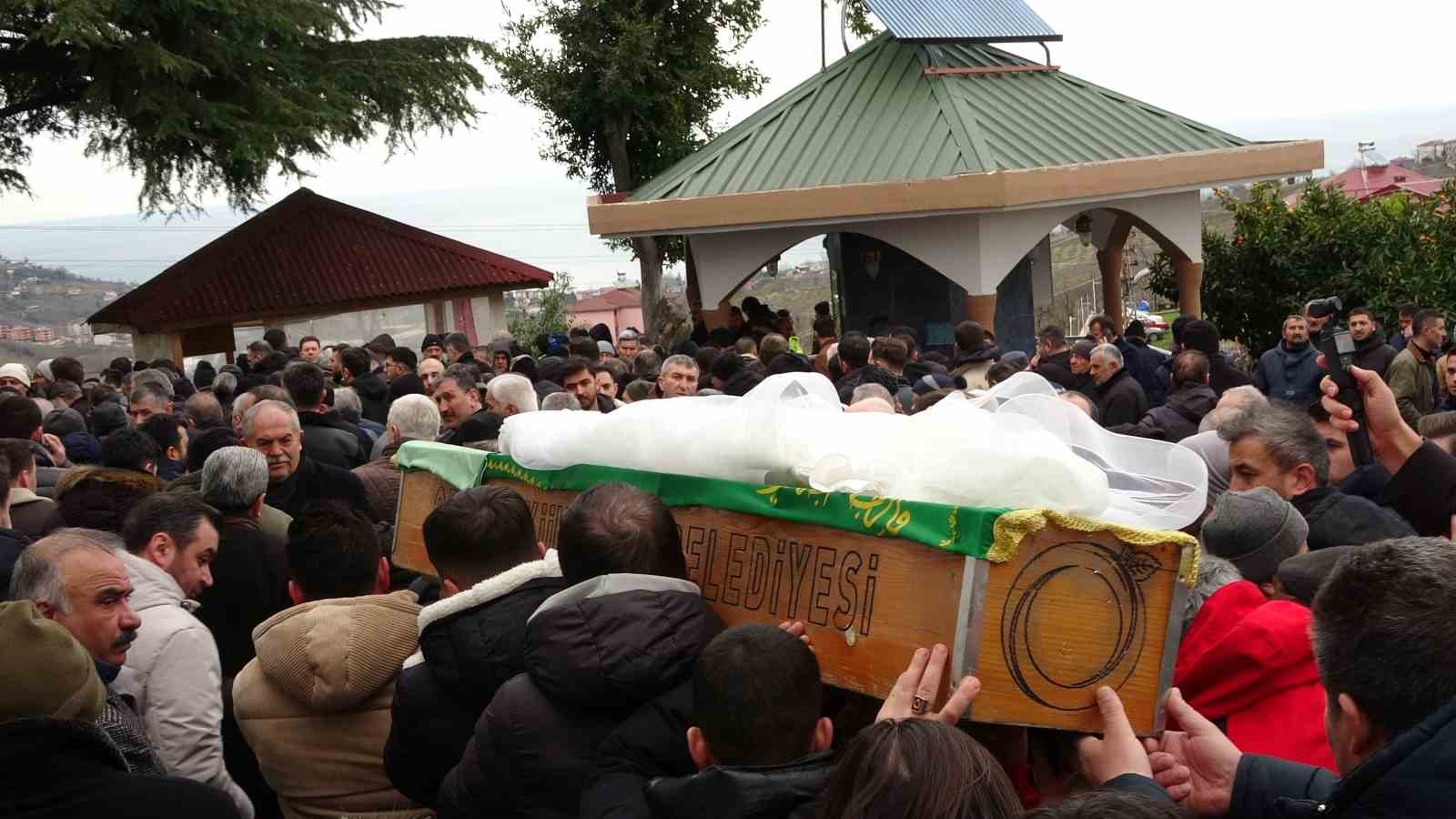 Hemşire adayı Mina, gelinliği ile son yolculuğuna uğurlandı
Hemşire adayı Mina, gelinliği ile son yolculuğuna uğurlandı
