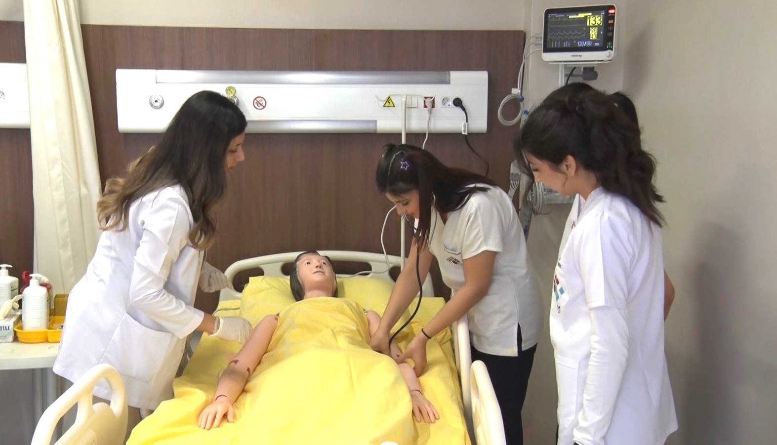 Hemşire adayları, hastaya müdahaleyi bilgisayarlı makette öğreniyor
