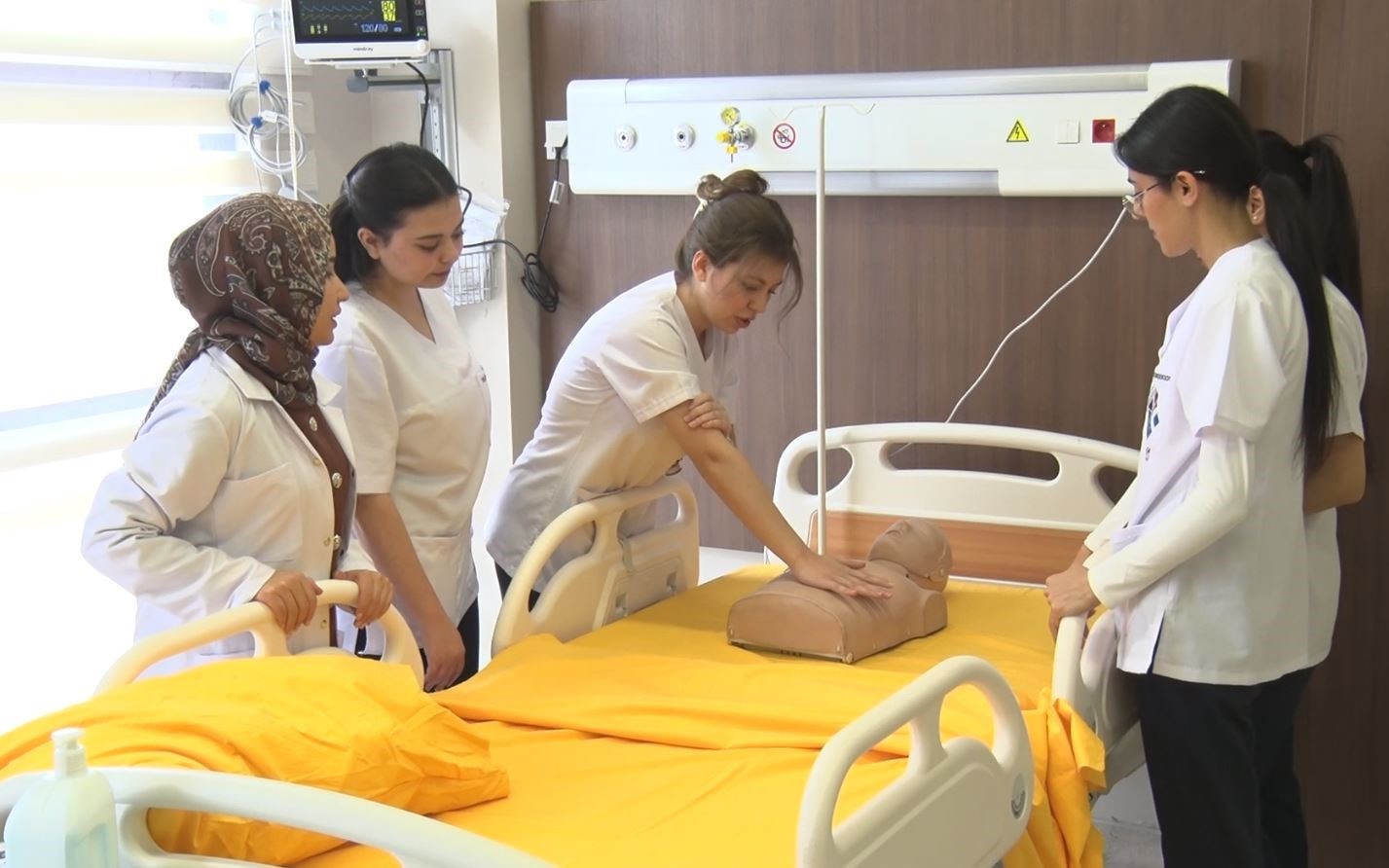 Hemşire adayları, hastaya müdahaleyi bilgisayarlı makette öğreniyor
