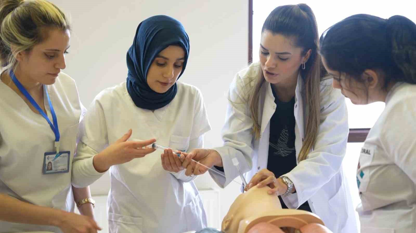 Hemşire adayları, hastaya müdahaleyi bilgisayarlı makette öğreniyor
