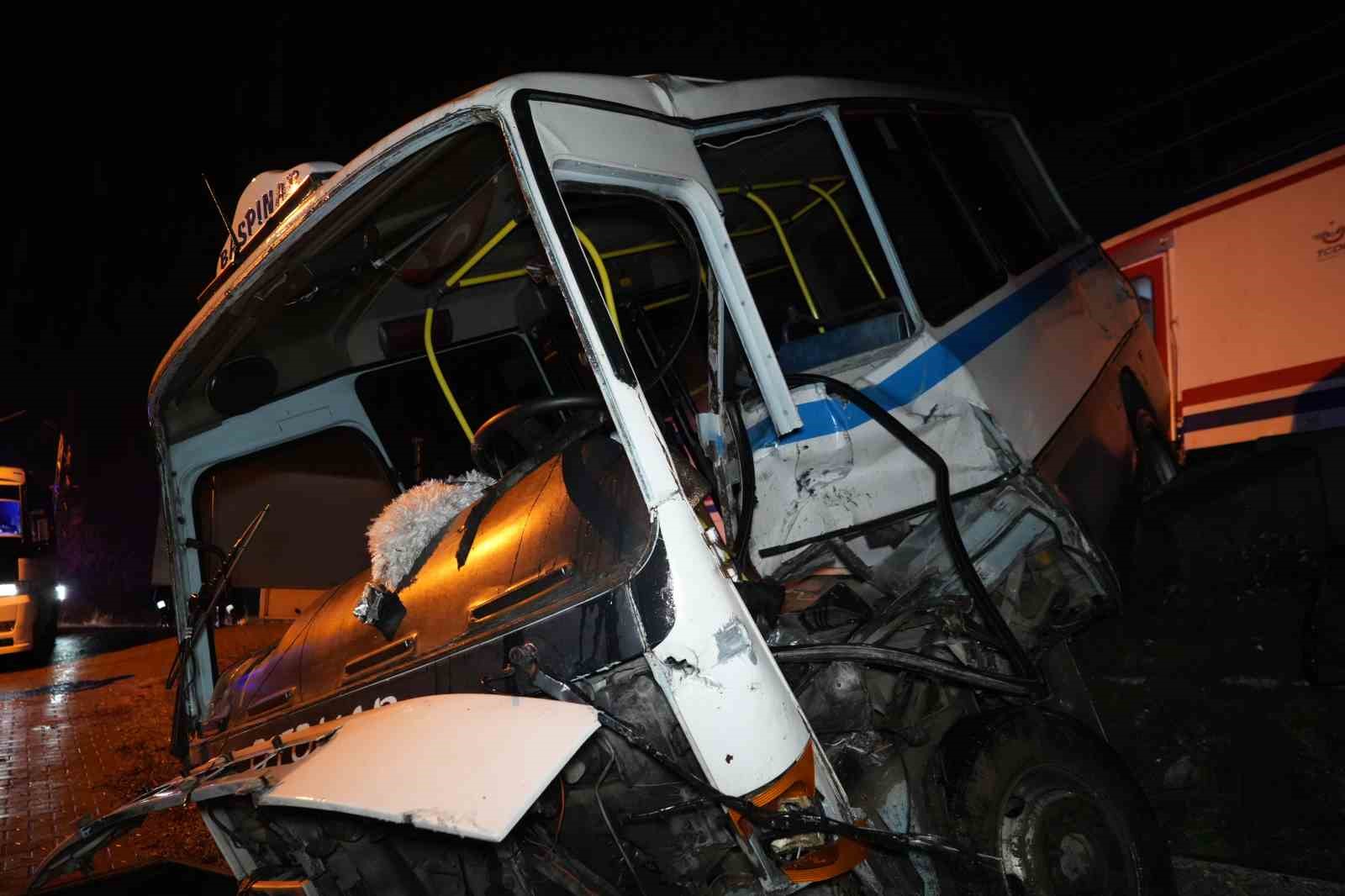 Hemzemin geçitte mahsur kalan dolmuşa tren çarptı, sürücü saniyelerle kurtuldu... Feci kaza kamerada
