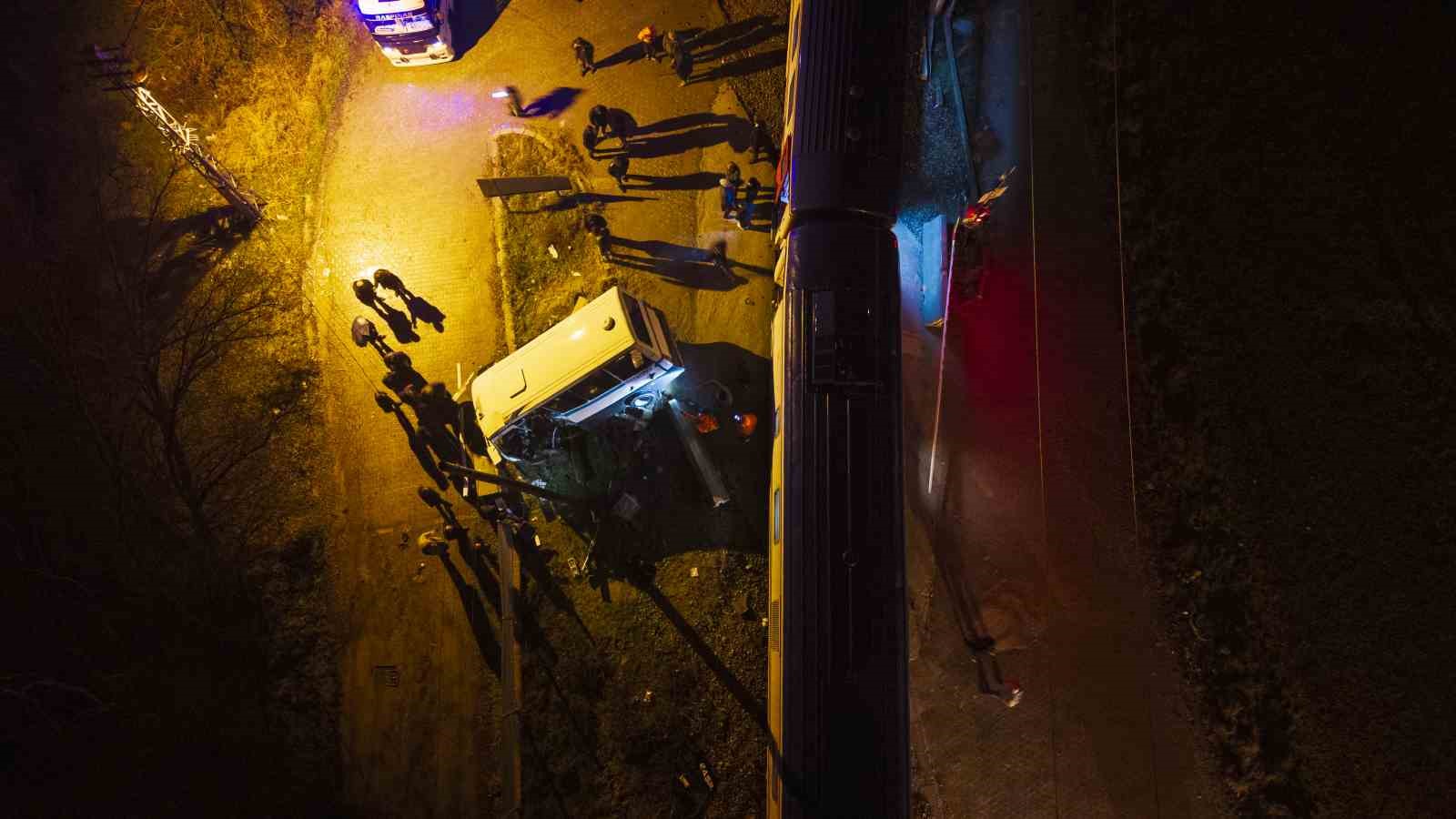 Hemzemin geçitte mahsur kalan dolmuşa tren çarptı, sürücü saniyelerle kurtuldu... Feci kaza kamerada
