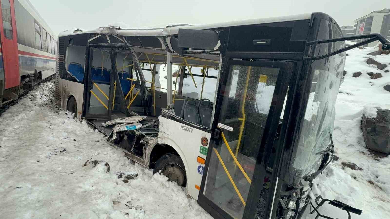 Hemzemin geçitte trenle çarpışan belediye otobüsünün sürücüsü yaralandı
