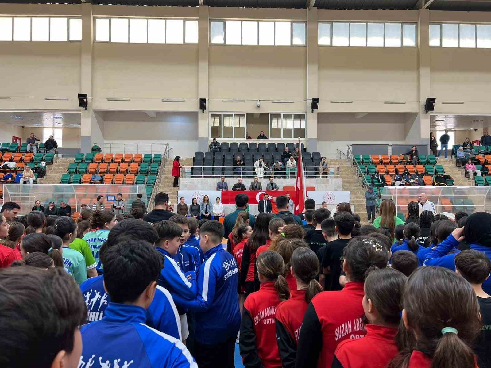 Hentbol Şampiyonası Aydın’ın ev sahipliğinde başladı
Hentbol Şampiyonası Aydın’ın ev sahipliğinde başladı