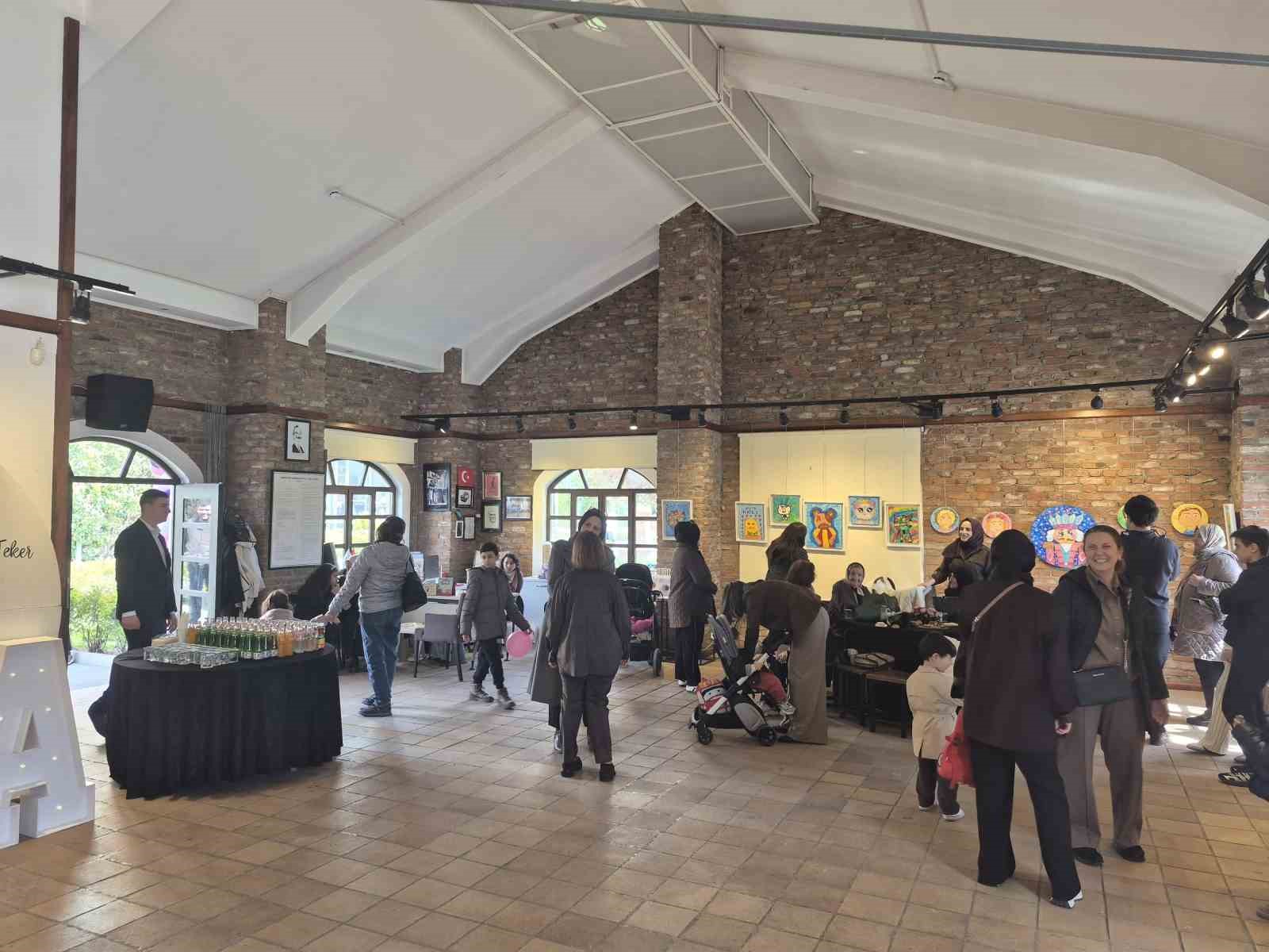 Henüz 9 yaşında ilk kişisel sergisini sanatseverler ile buluşturdu
