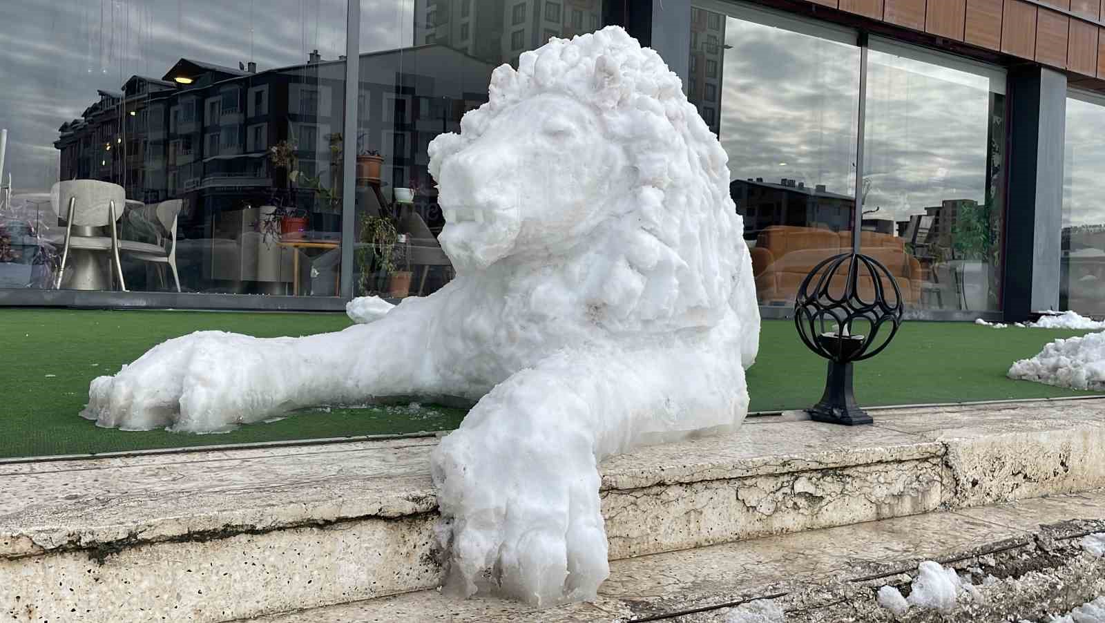 Her detayını 3 saat boyunca kaşıkla tek tek işledi, ortaya kardan aslan çıkardı
Her detayını 3 saat boyunca kaşıkla tek tek işledi, ortaya kardan aslan çıkardı