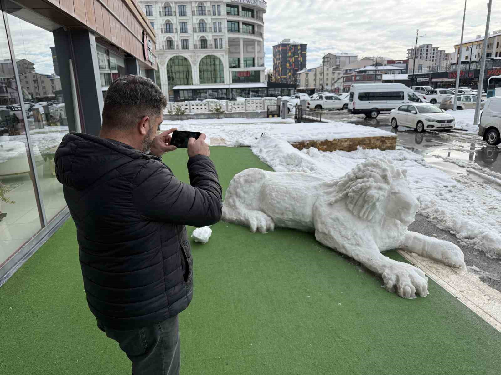 Her detayını 3 saat boyunca kaşıkla tek tek işledi, ortaya kardan aslan çıkardı
Her detayını 3 saat boyunca kaşıkla tek tek işledi, ortaya kardan aslan çıkardı