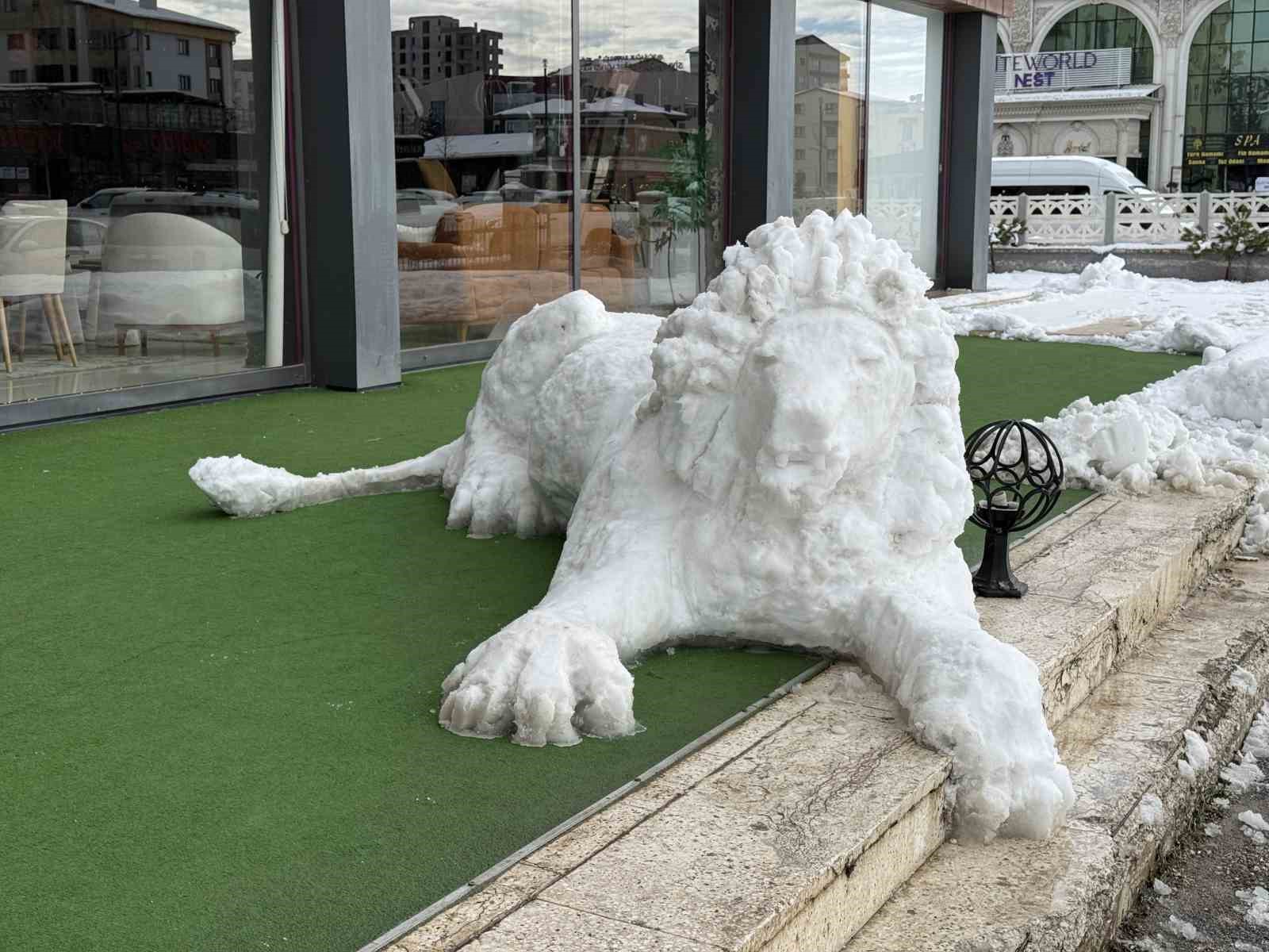 Her detayını 3 saat boyunca kaşıkla tek tek işledi, ortaya kardan aslan çıkardı
Her detayını 3 saat boyunca kaşıkla tek tek işledi, ortaya kardan aslan çıkardı