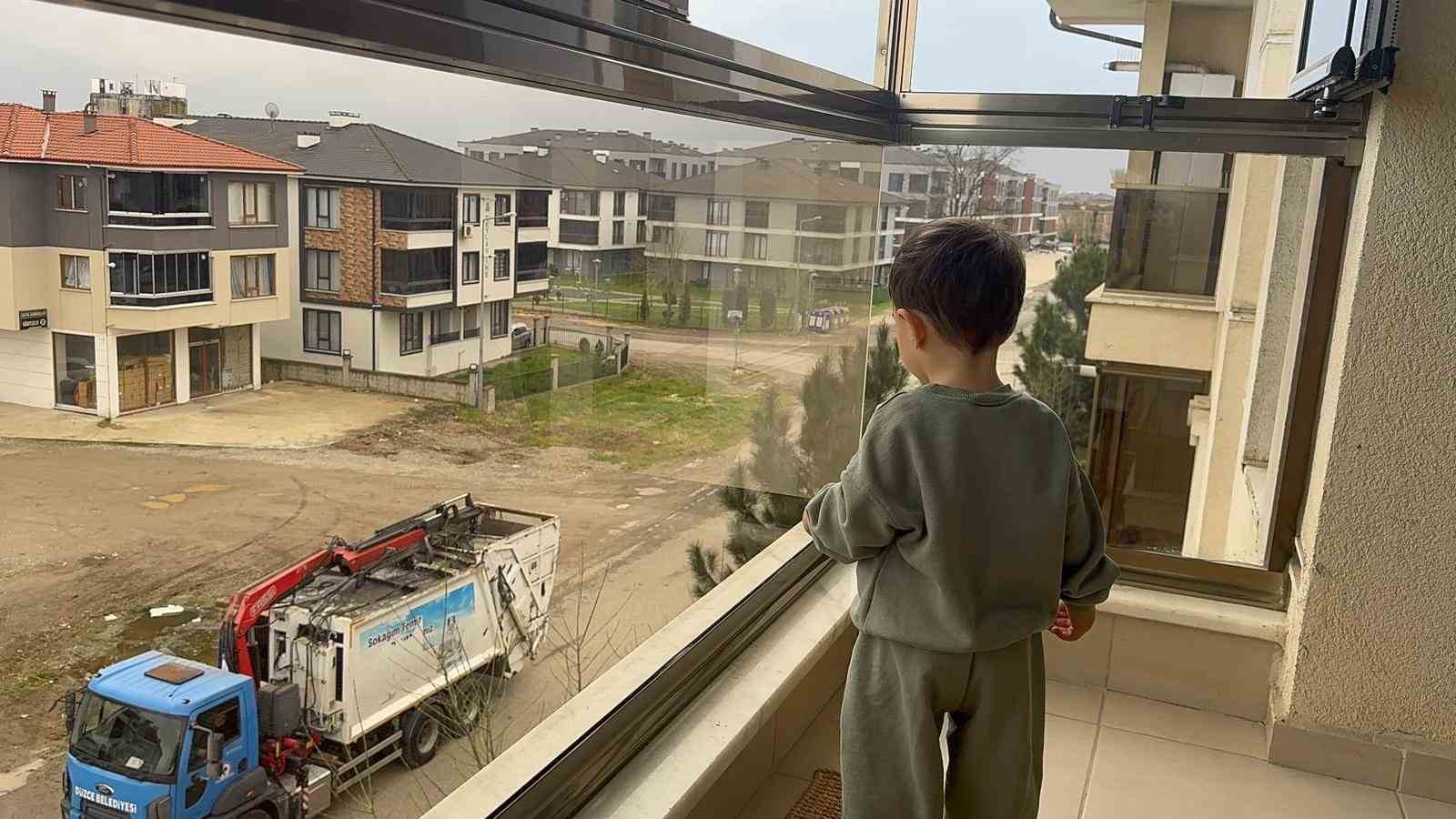 Her gün çöp kamyonunu bekleyen minik Arda’ya sürpriz
Her gün çöp kamyonunu bekleyen minik Arda’ya sürpriz