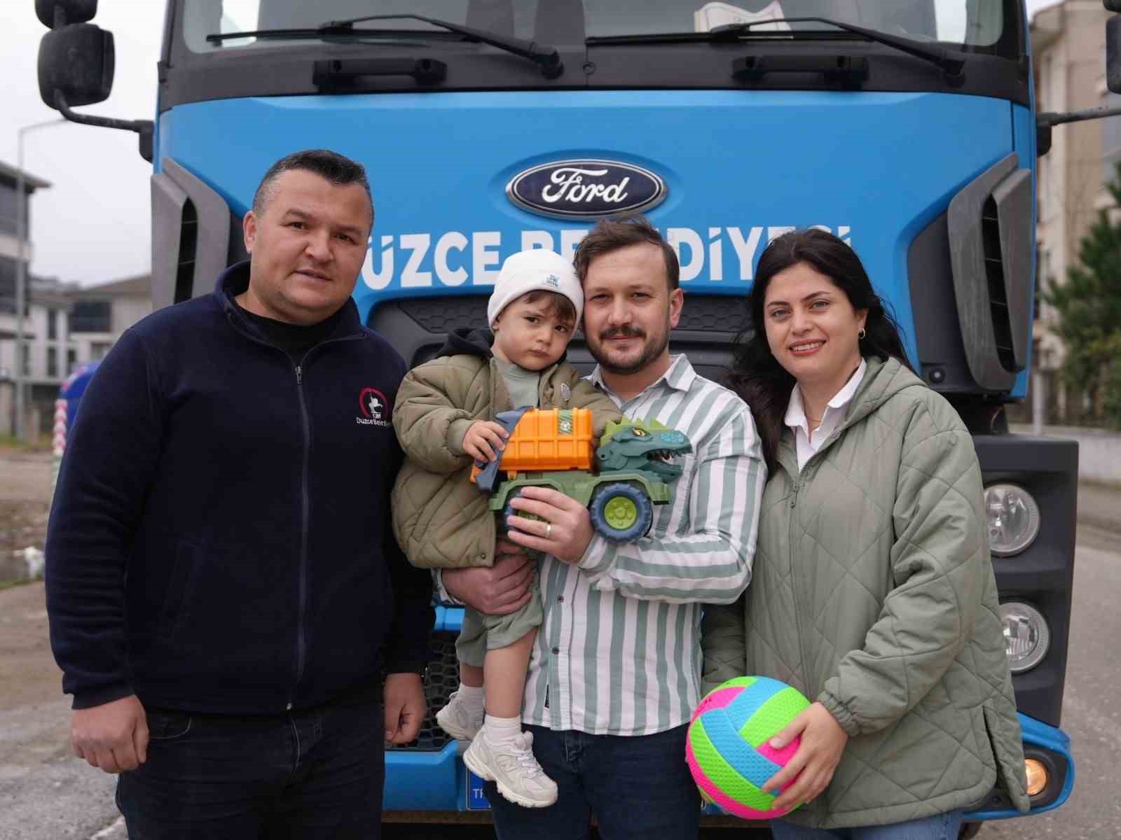 Her gün çöp kamyonunu bekleyen minik Arda’ya sürpriz
Her gün çöp kamyonunu bekleyen minik Arda’ya sürpriz