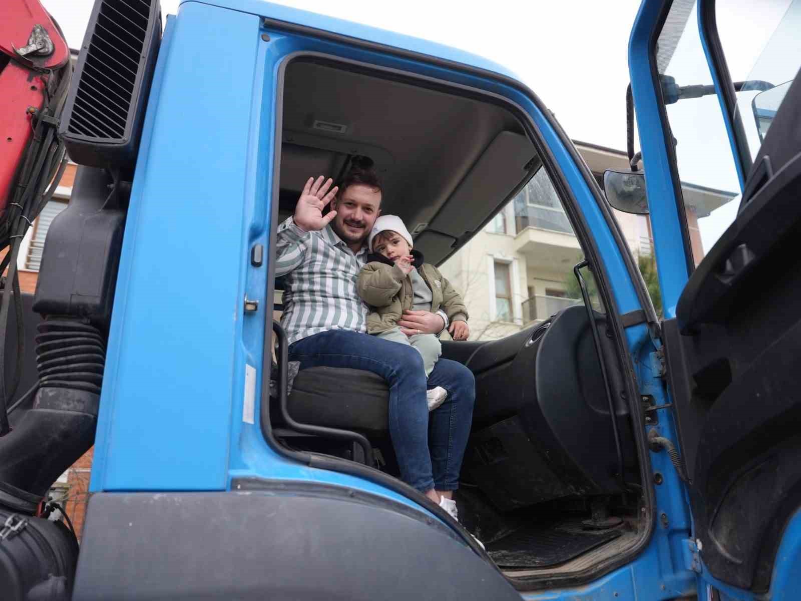 Her gün çöp kamyonunu bekleyen minik Arda’ya sürpriz
Her gün çöp kamyonunu bekleyen minik Arda’ya sürpriz