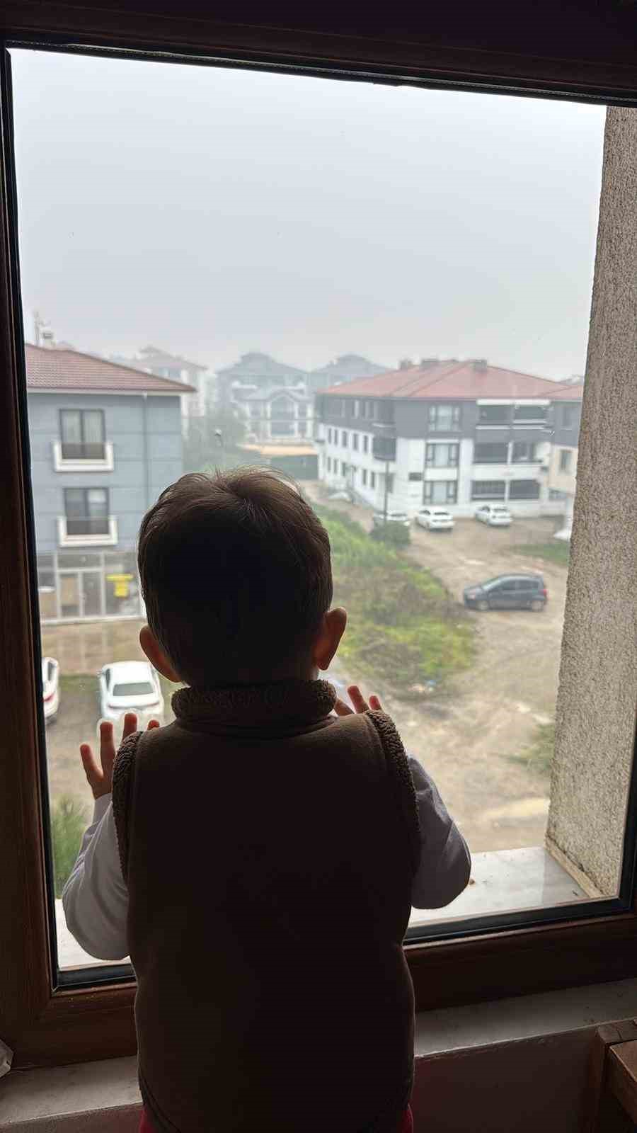 Her gün çöp kamyonunu bekleyen minik Arda’ya sürpriz
Her gün çöp kamyonunu bekleyen minik Arda’ya sürpriz