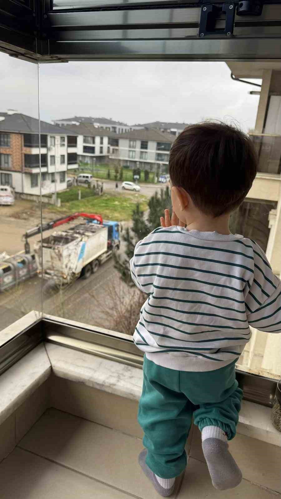 Her gün çöp kamyonunu bekleyen minik Arda’ya sürpriz
Her gün çöp kamyonunu bekleyen minik Arda’ya sürpriz