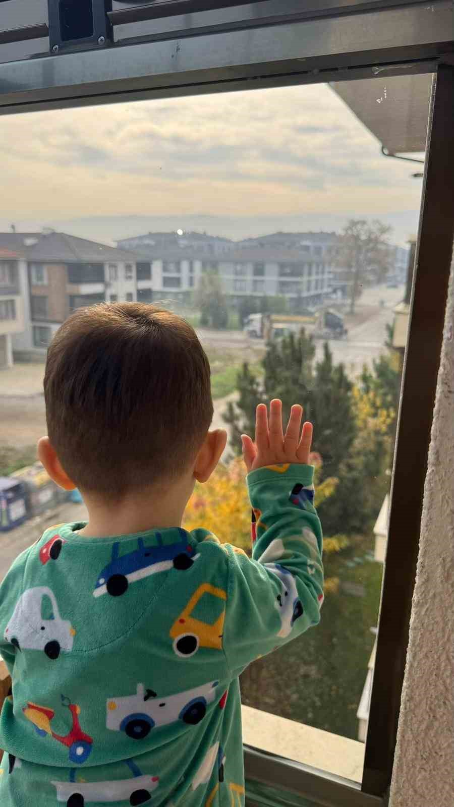 Her gün çöp kamyonunu bekleyen minik Arda’ya sürpriz
Her gün çöp kamyonunu bekleyen minik Arda’ya sürpriz