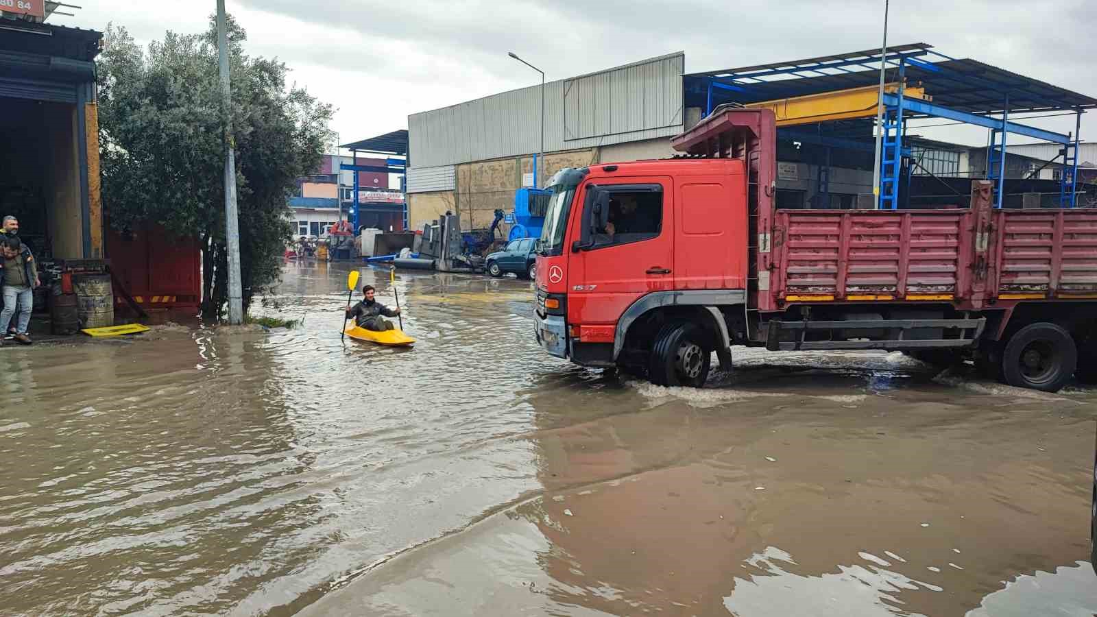 Her yağmurda göle dönen sokakta kano kullanmayı öğrendi
