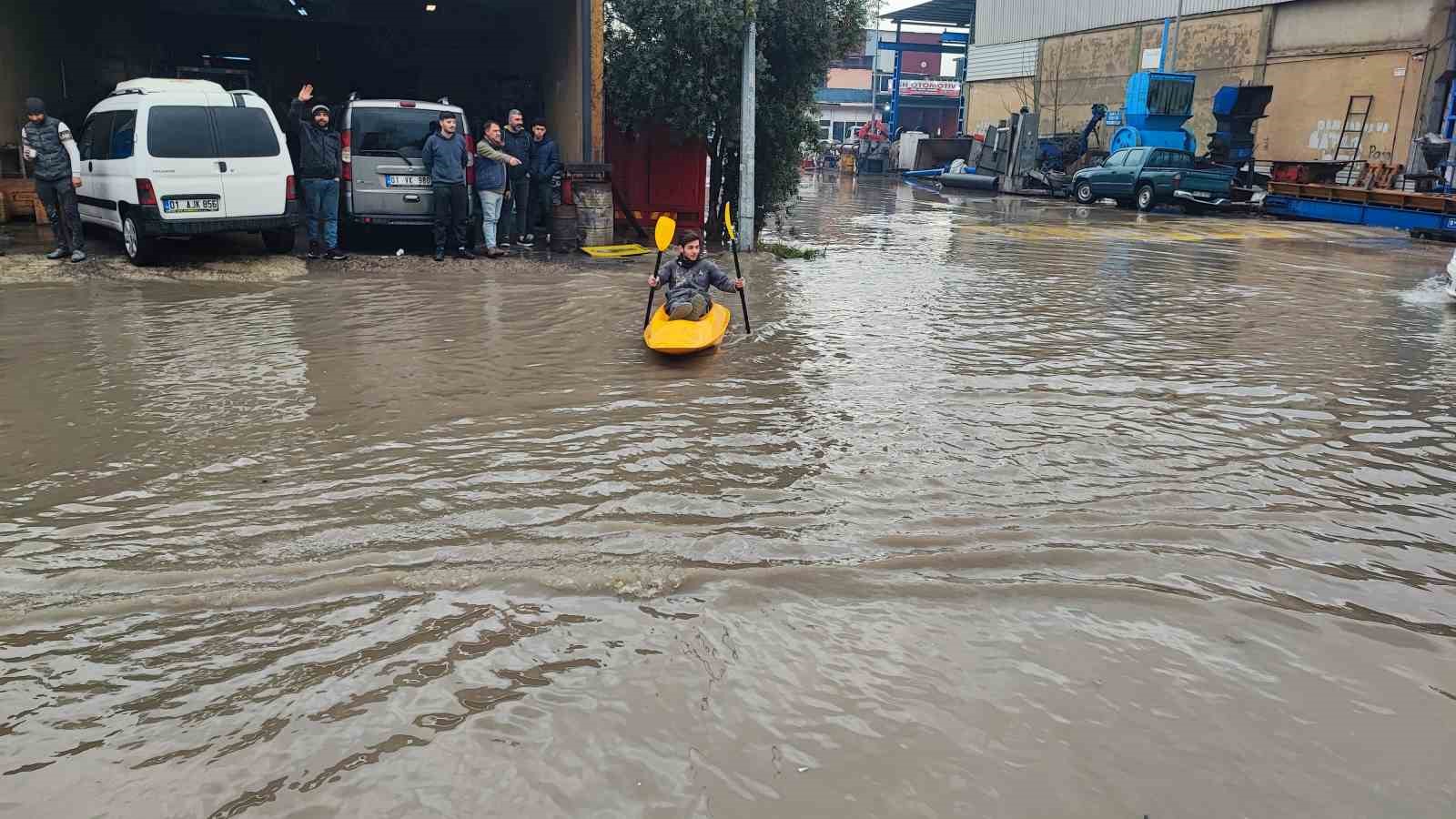 Her yağmurda göle dönen sokakta kano kullanmayı öğrendi
