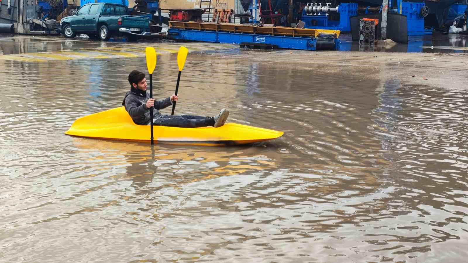 Her yağmurda göle dönen sokakta kano kullanmayı öğrendi
