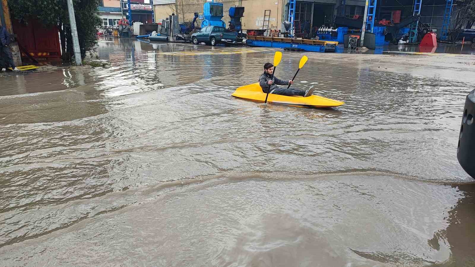 Her yağmurda göle dönen sokakta kano kullanmayı öğrendi
