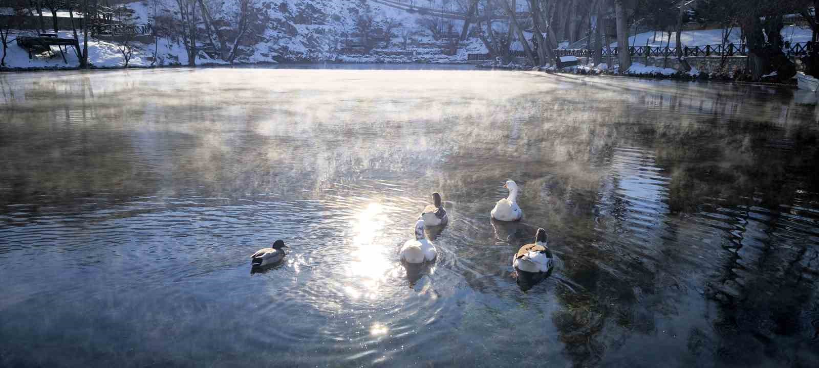 Her yer dondu bir orası donmadı

