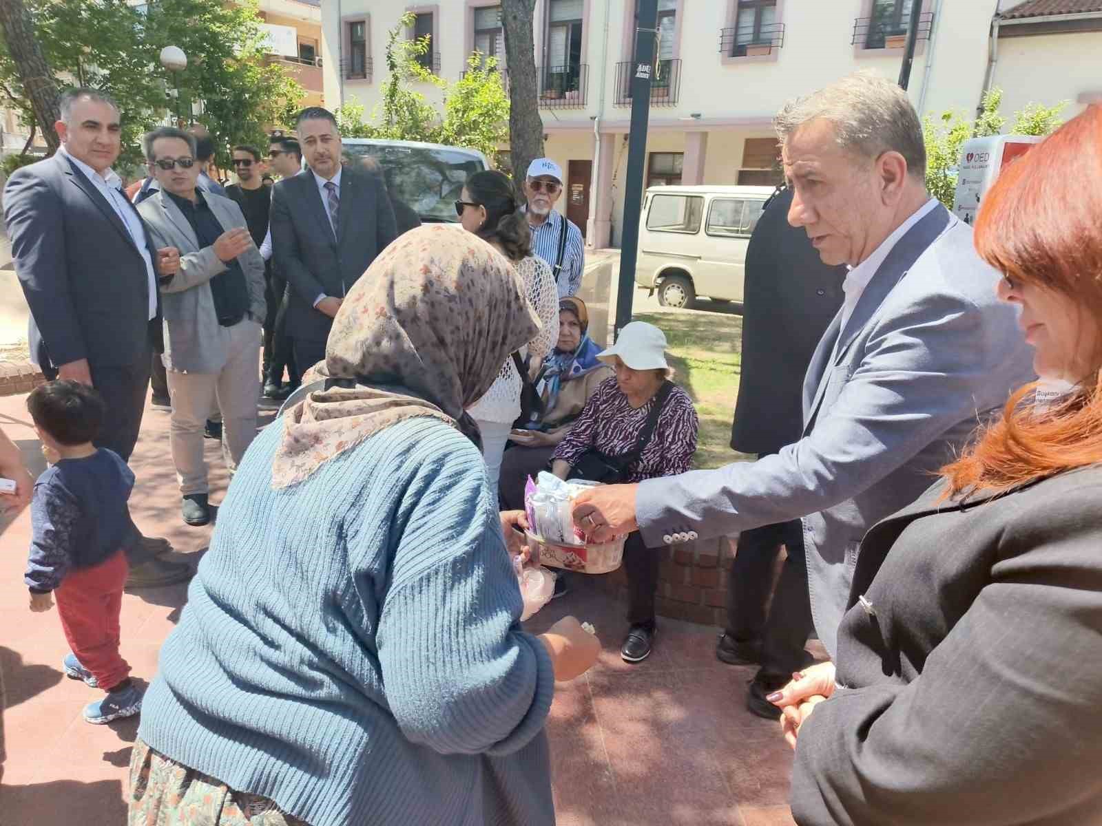 Herkes belediye başkanı olarak,işportacı teyze ise  müşteri olarak gördü
