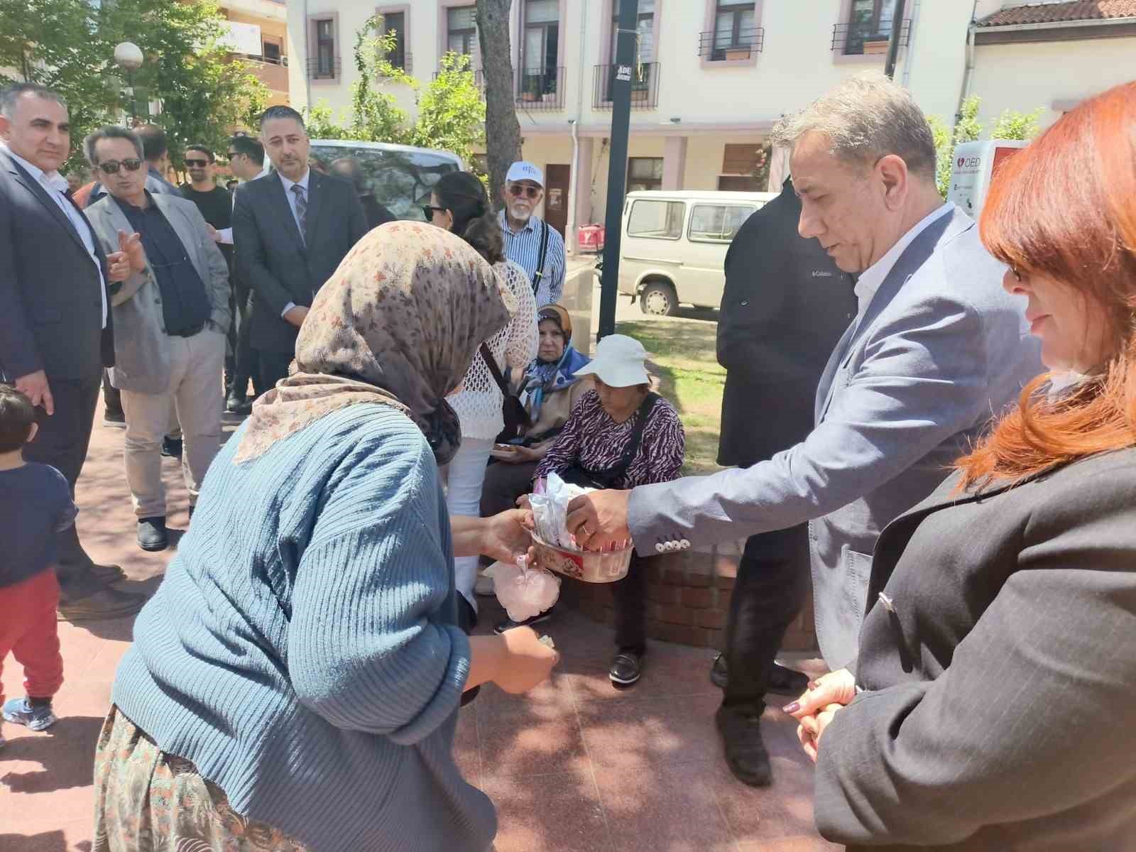 Herkes belediye başkanı olarak,işportacı teyze ise  müşteri olarak gördü
