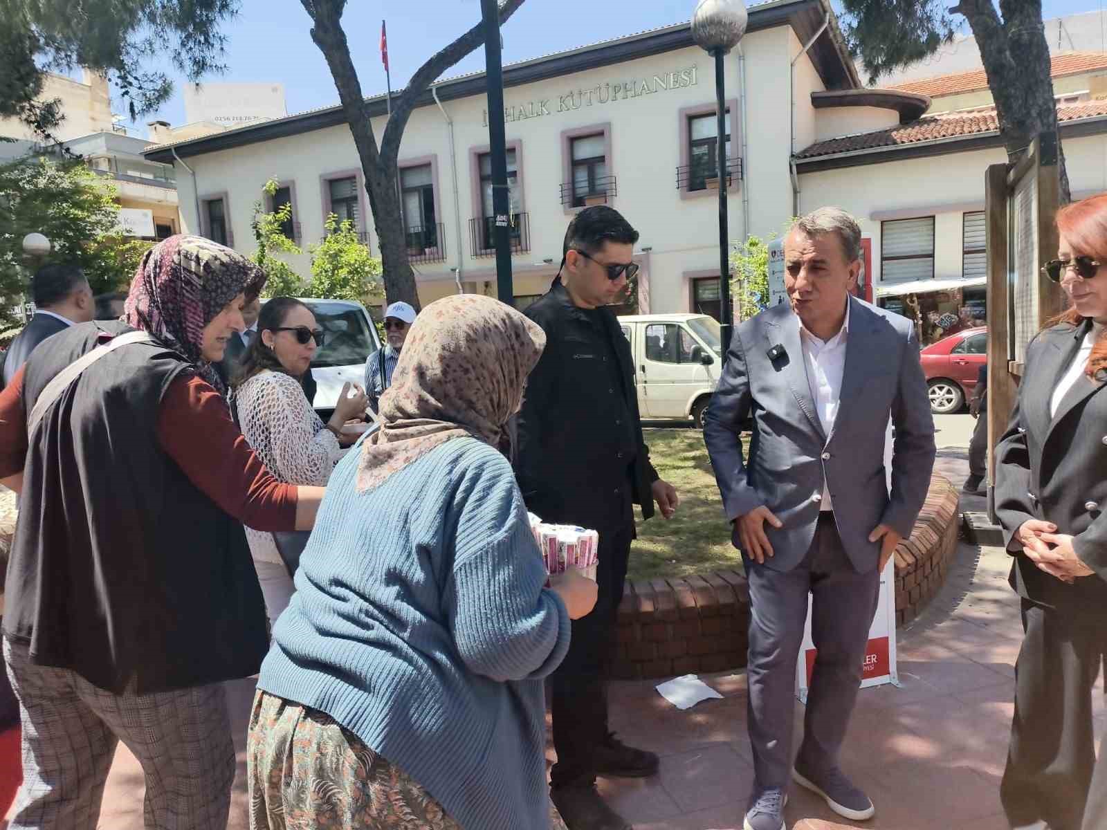 Herkes belediye başkanı olarak,işportacı teyze ise  müşteri olarak gördü
