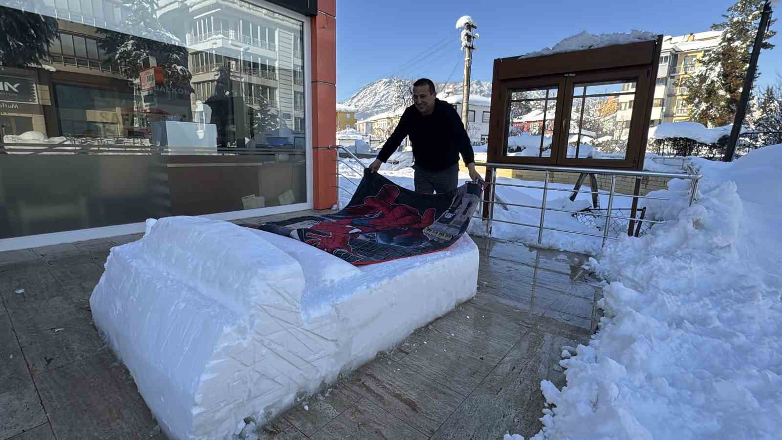Herkes kardan gelin damat yaparken o yatak yapmayı seçti
