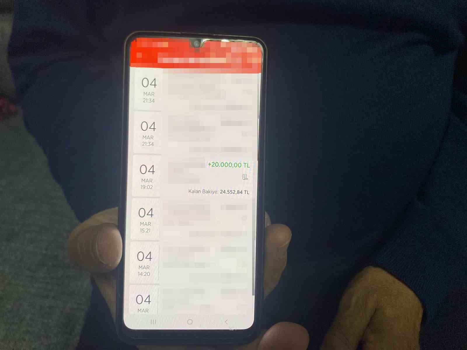 Hesabına yanlışlıkla gelen parayı banka şubesine giderek geri gönderdi
