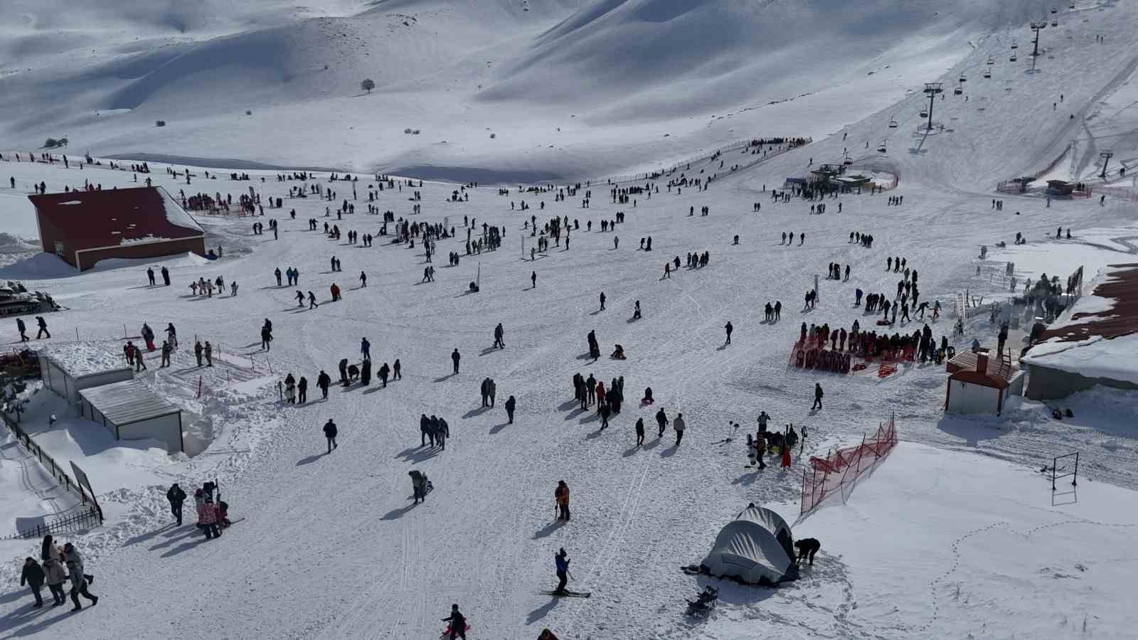 Hesarek Kayak Merkezi’nde yoğunluk: Ziyaretçiler karın keyfini çıkardı
