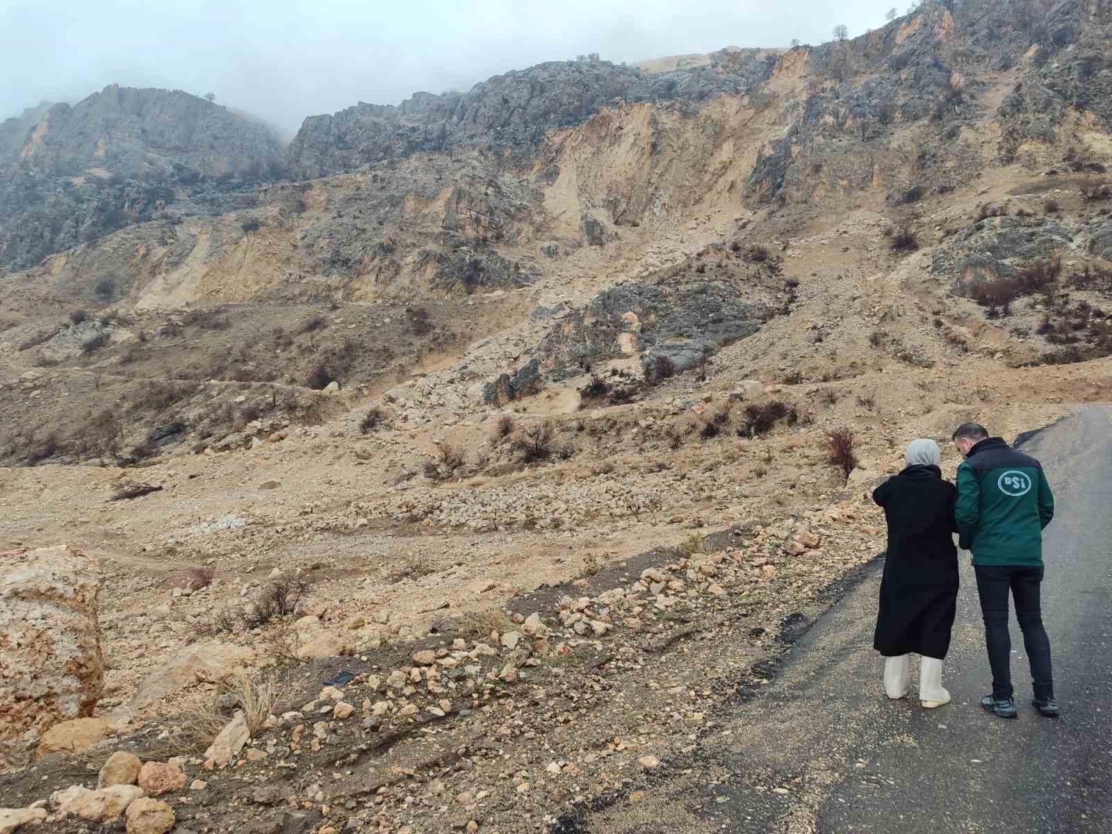 Heyelan bölgesinde inceleme
Heyelan bölgesinde inceleme