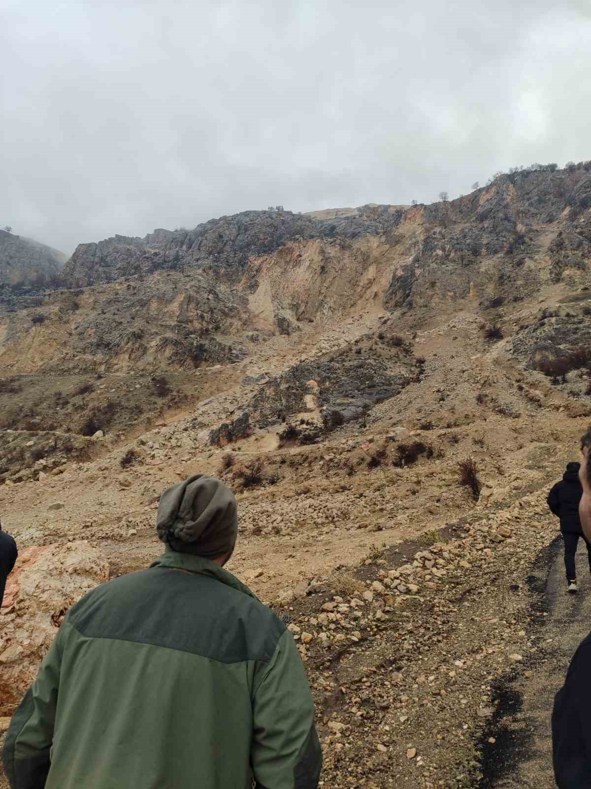 Heyelan bölgesinde inceleme
Heyelan bölgesinde inceleme