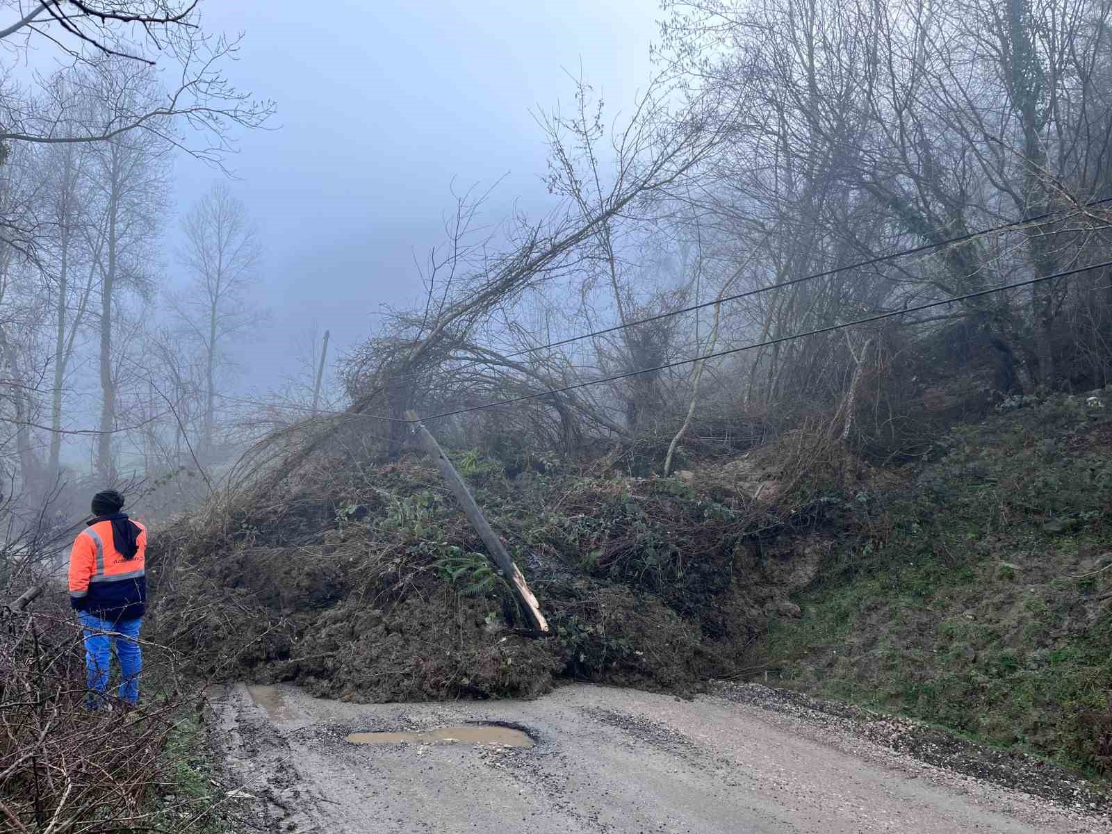 Heyelan köy yolunu ulaşıma kapattı
