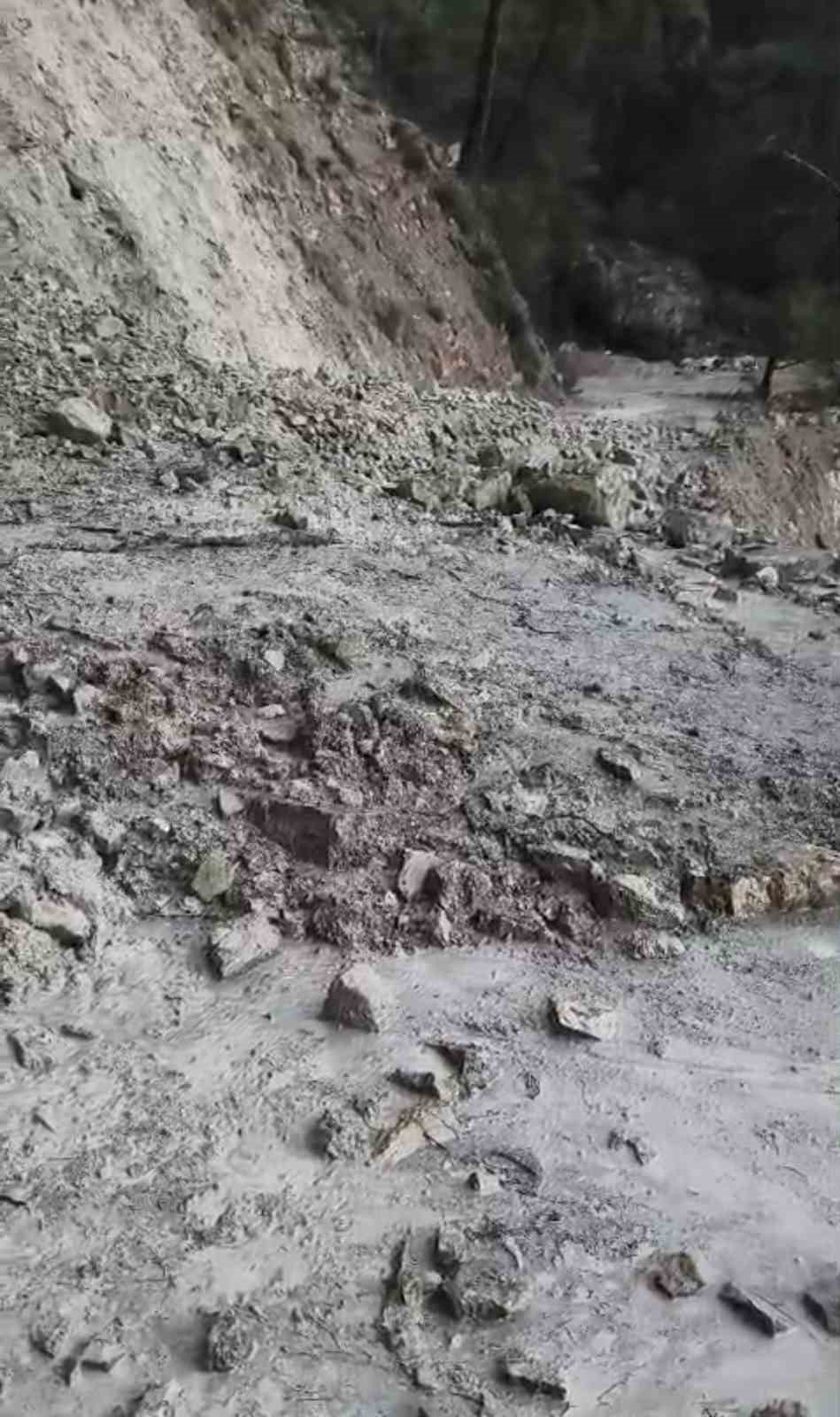 Heyelan köy yolunu ulaşıma kapattı
