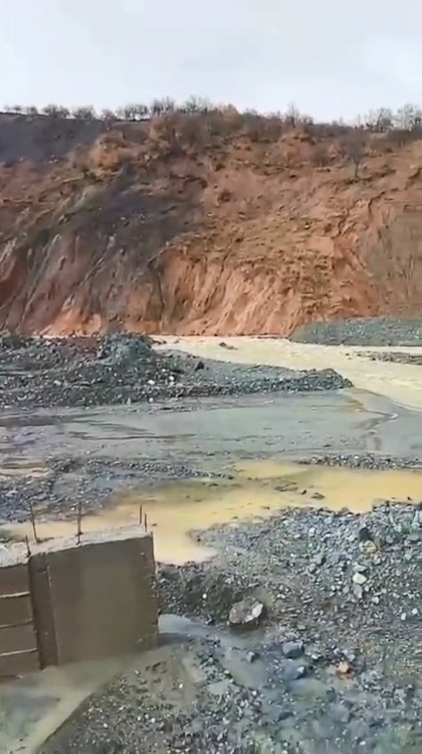 Heyelan nedeniyle açılan alternatif yol sular altında kaldı
